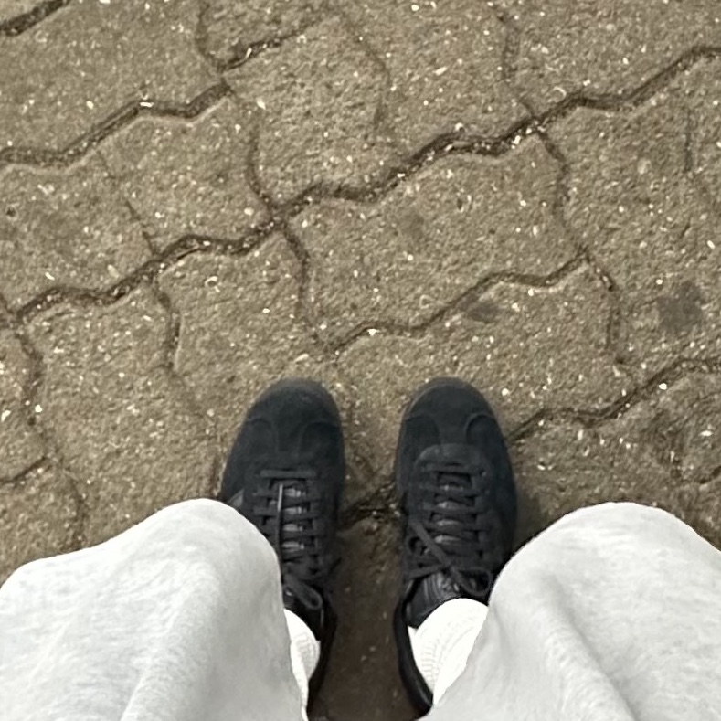 Adidas Gazelle Triple Black 착용 스타일