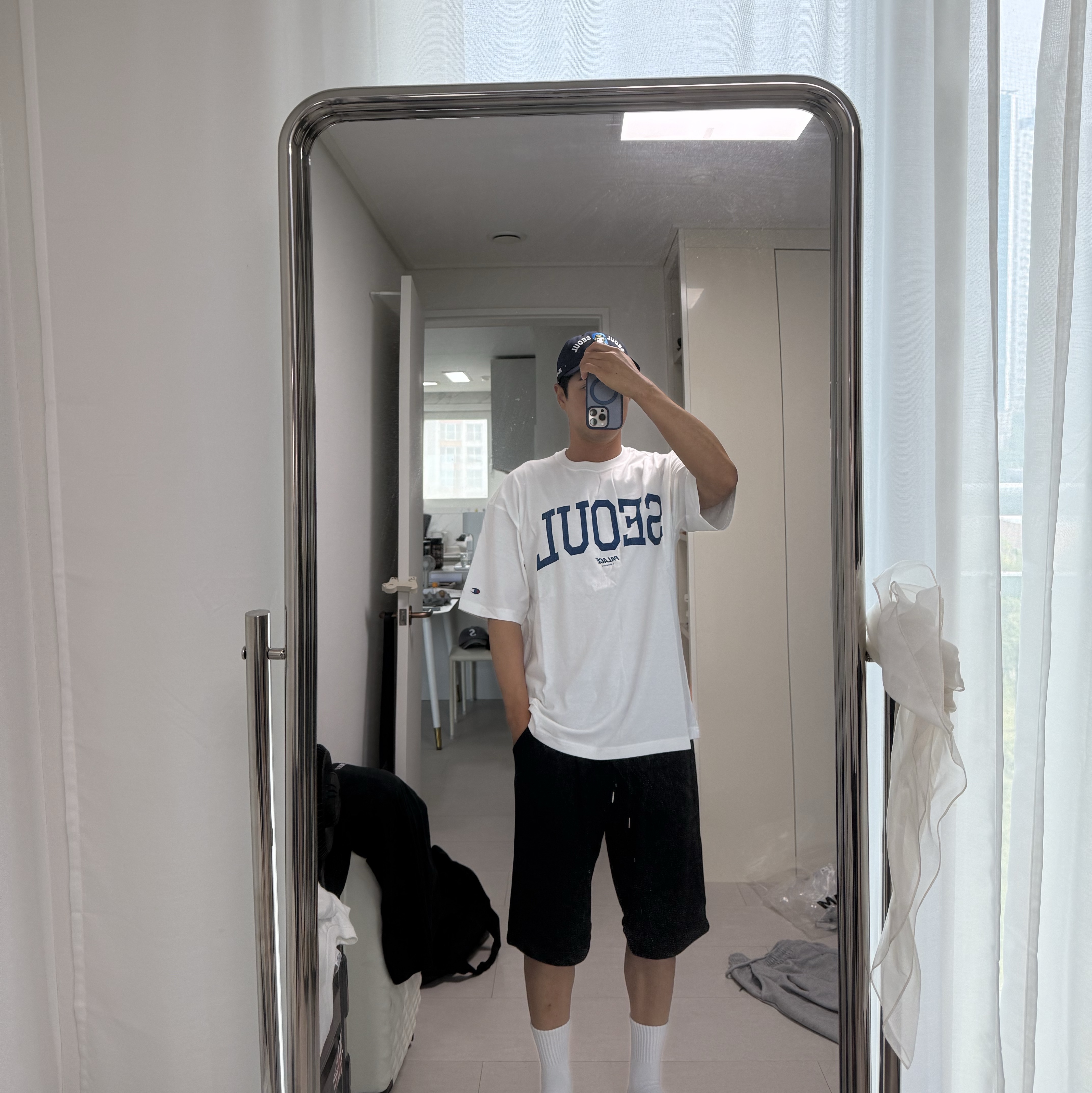 Palace x Champion Shop T-Shirt Seoul White - 24FW, Palace Seoul 2 Seoul 6-Panel Cap Navy - 25SS 착용 스타일 - 2