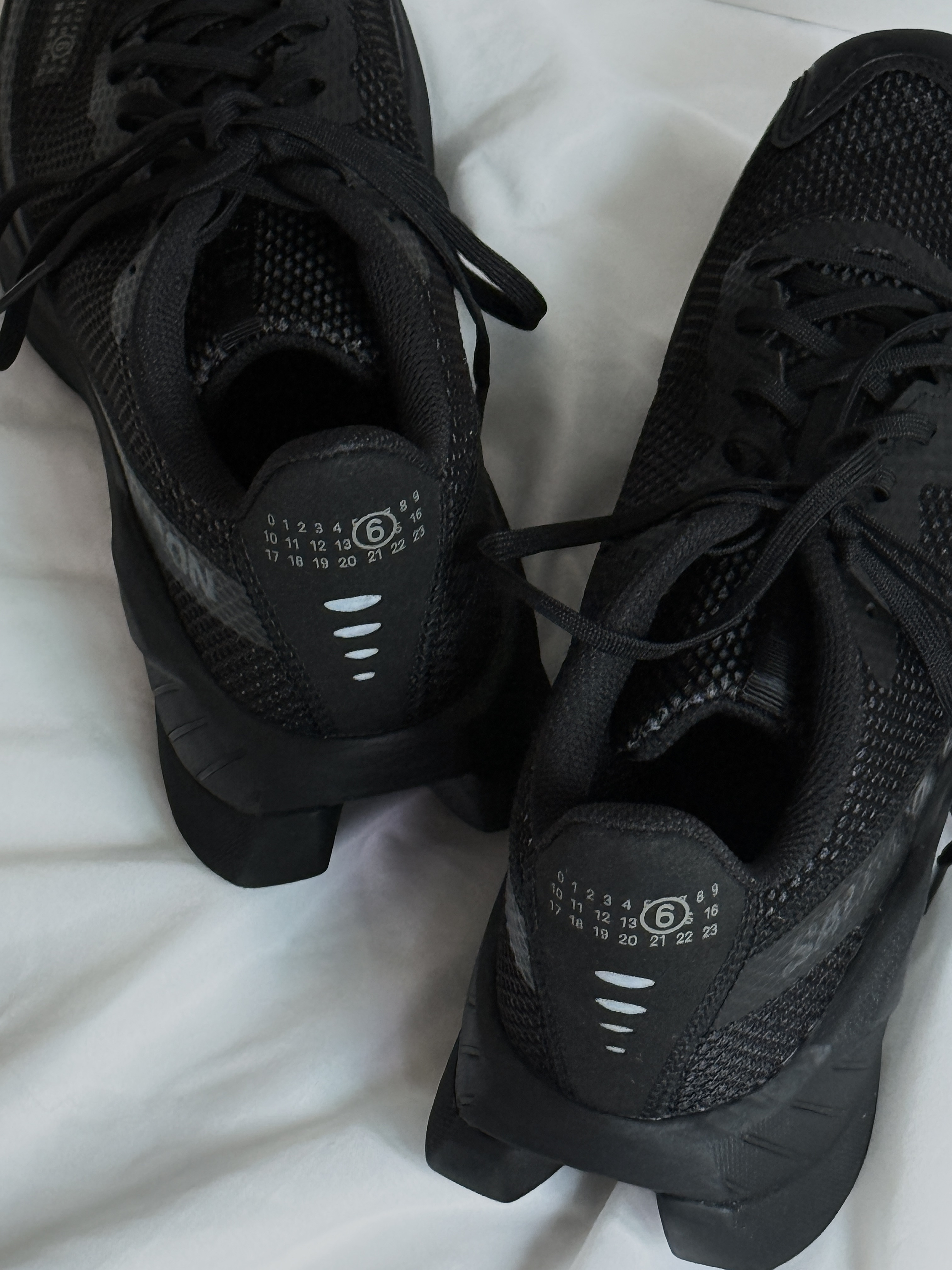 Salomon x MM6 Maison Margiela Spectur 2 Black Pewter 착용 스타일 - 1