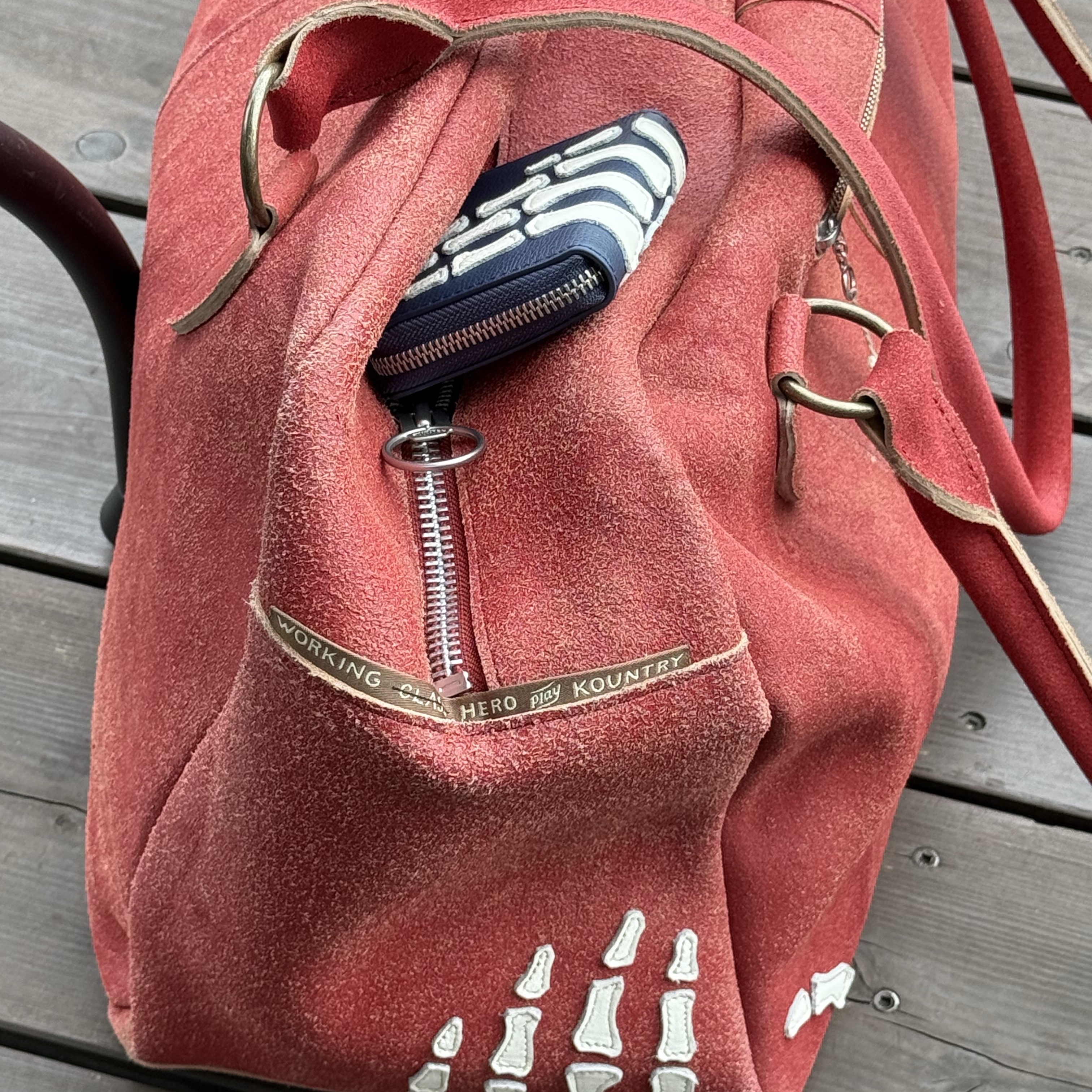 Kapital Thumbs Up Bone Hand Zip Wallet Navy, Kapital Crack Leather Bone Palm Fargo Bag Red 착용 스타일