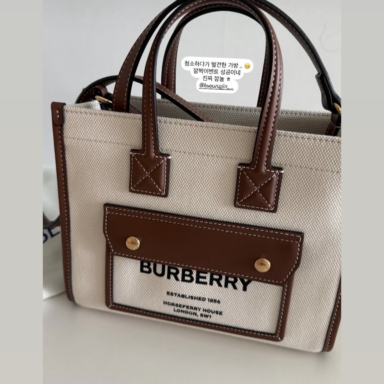 Burberry Mini Two-Tone Canvas and Leather Freya Tote Bag Natural Tan 착용 스타일