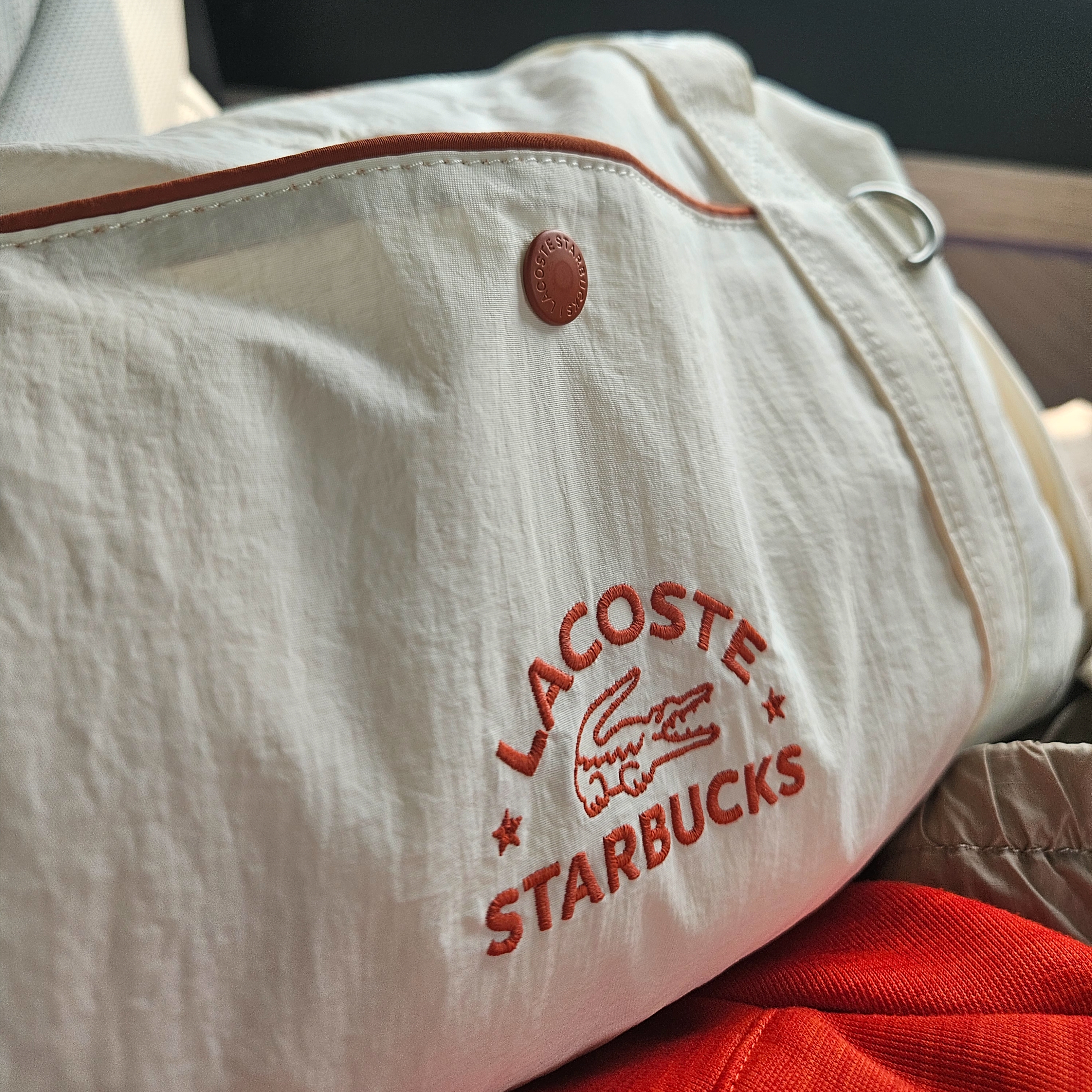 Starbucks x Lacoste Multiple Bag Ivory, Pop Mart Fall In Wild Labubu Series Toy Keyring 착용 스타일 - 1