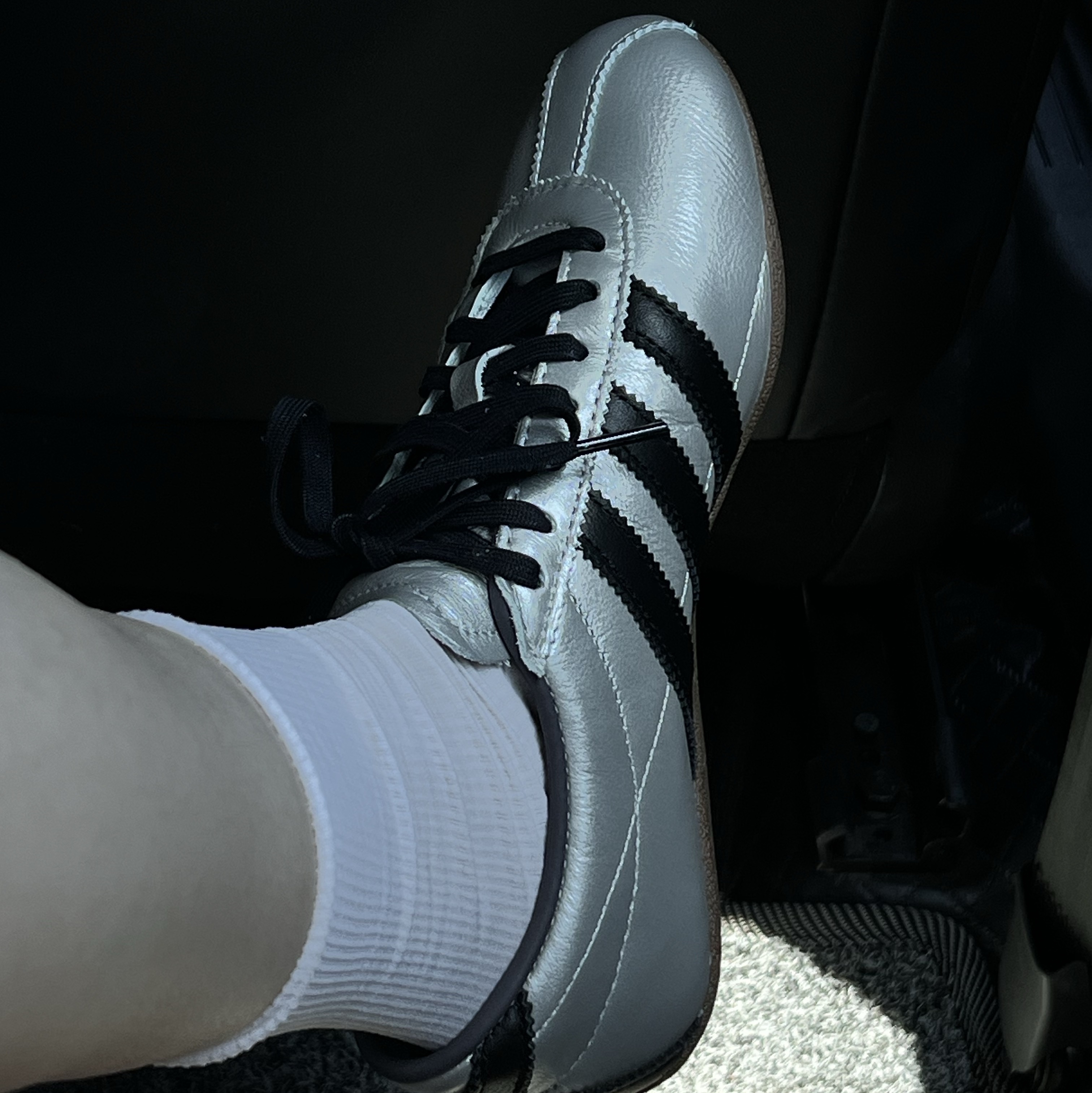 (W) Adidas Tokyo Silver Metallic Core Black 착용 스타일