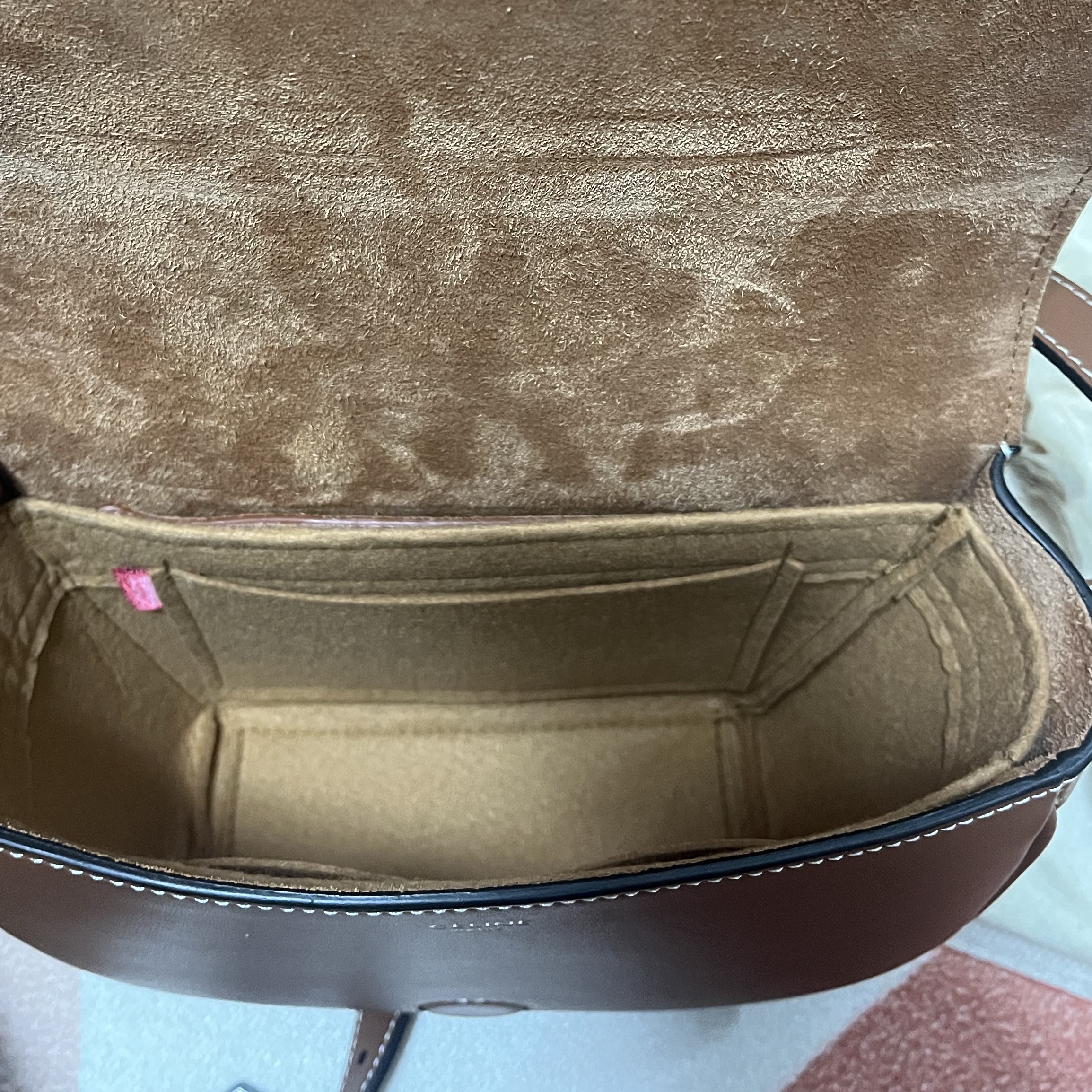 Celine Folco Cuir Triomphe in Smooth Calfskin Tan 착용 스타일 - 2