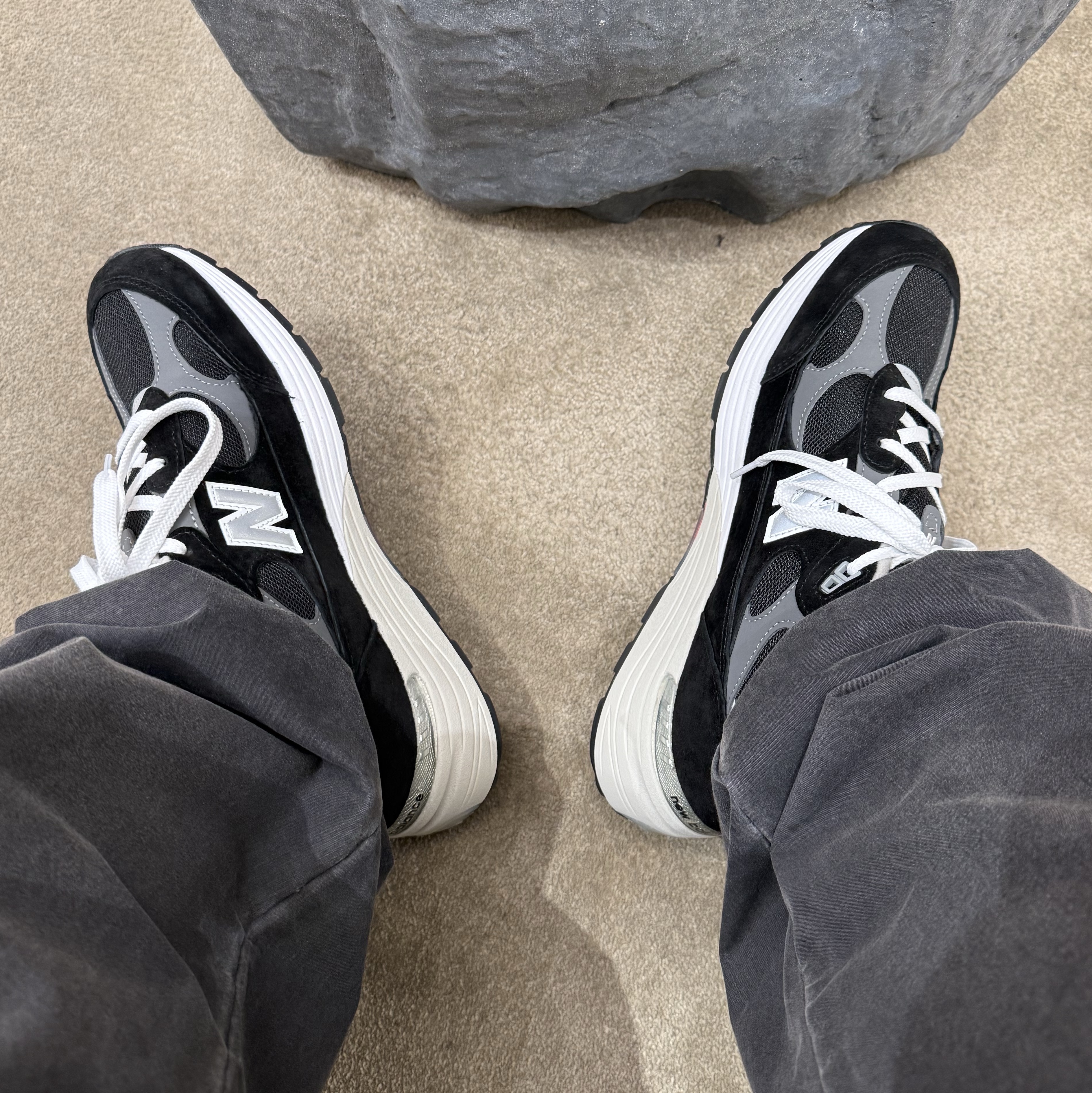 New Balance 992 Made in USA Core Black Grey 착용 스타일 - 2