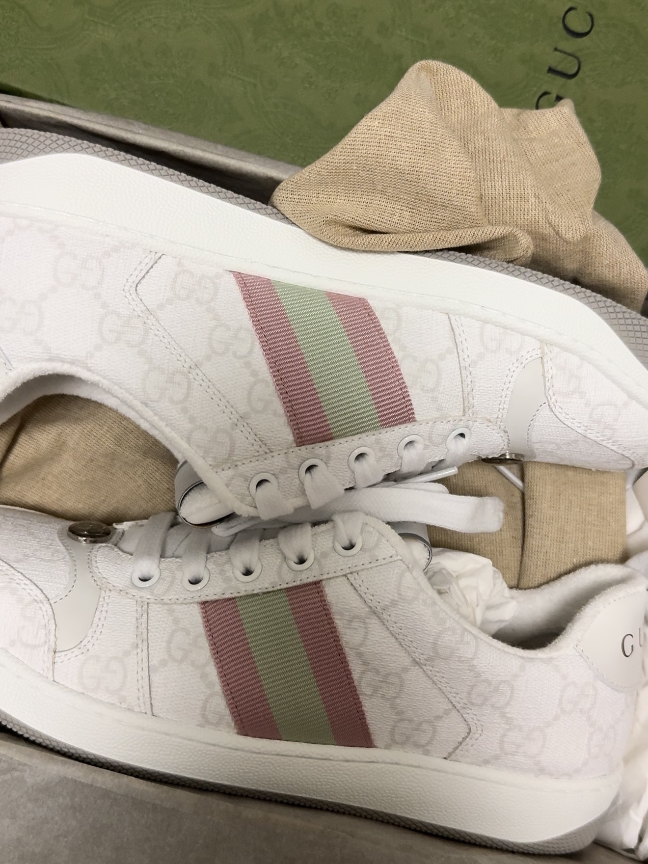 (W) Gucci Screener Sneaker White GG Supreme 착용 스타일