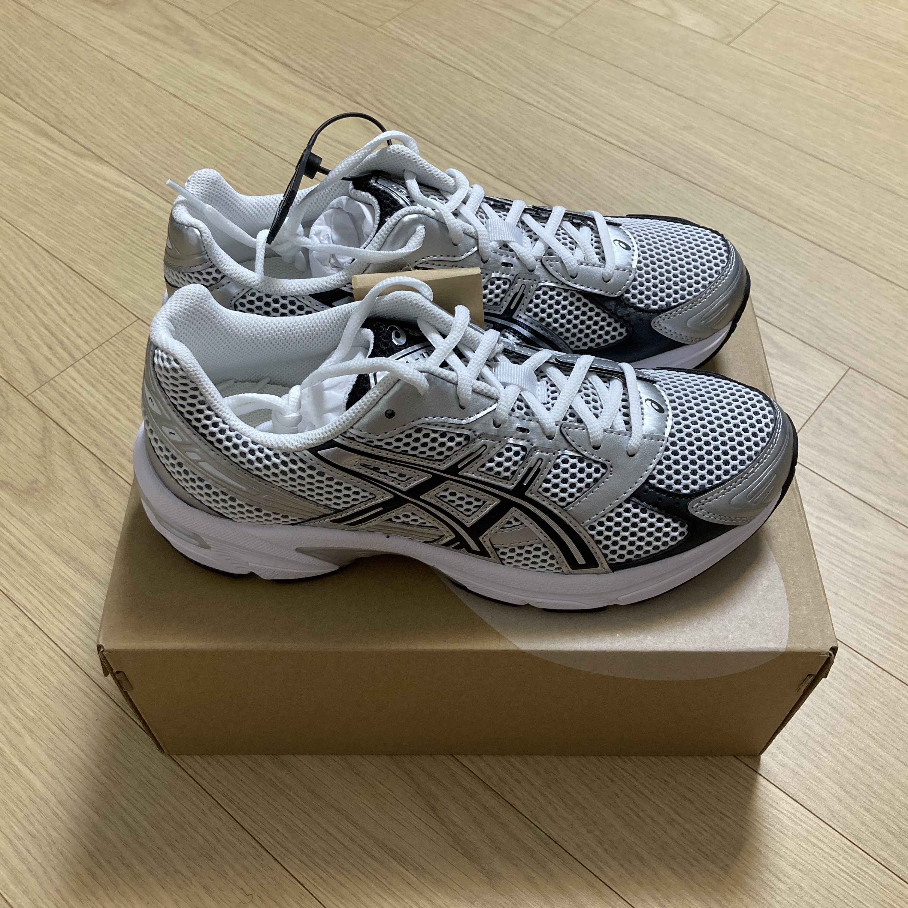 Asics Gel-1130 White Black 착용 스타일 - 2