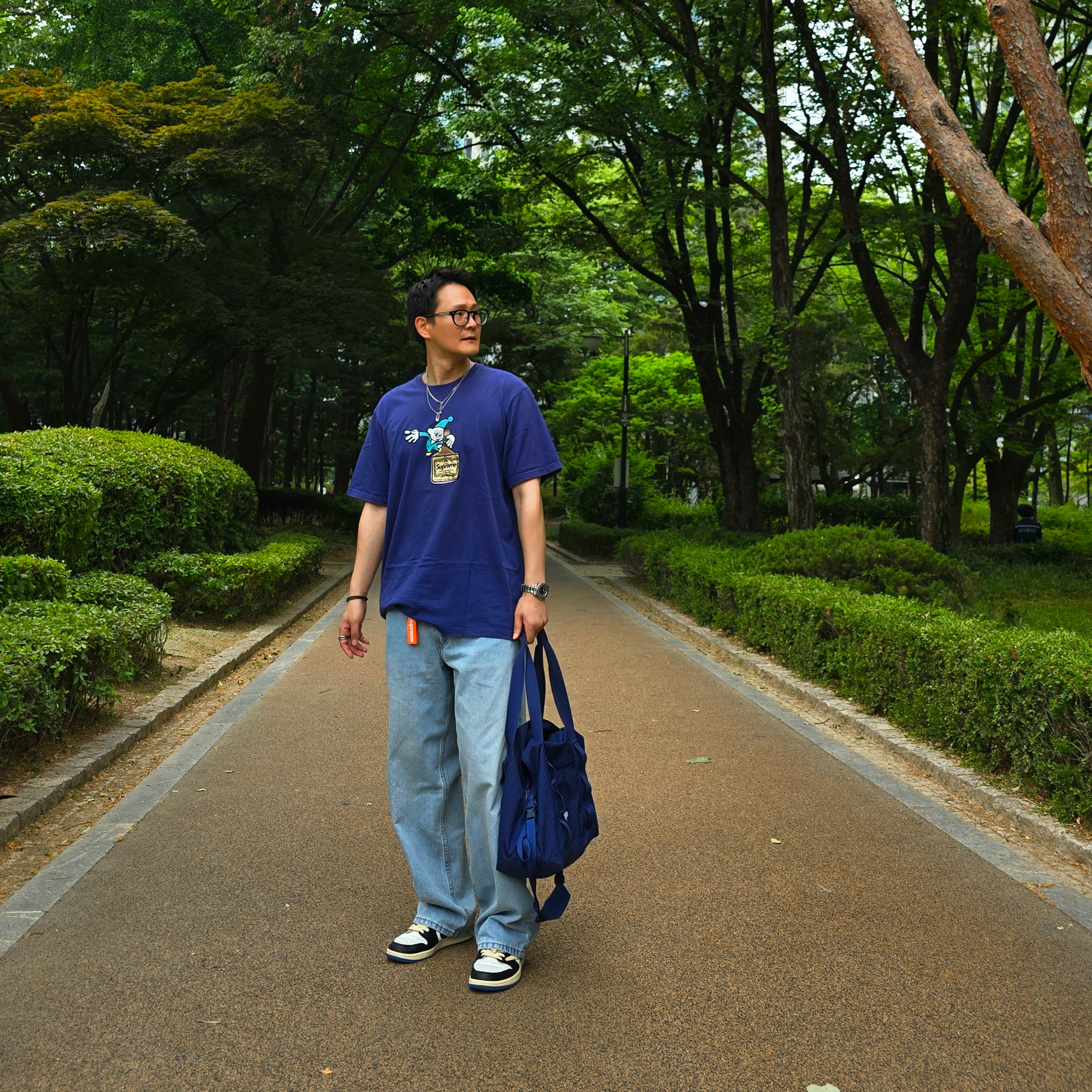 Supreme Elf S/S Top Dark Royal - 23FW, Supreme Tote Bag Navy - 24SS 착용 스타일
