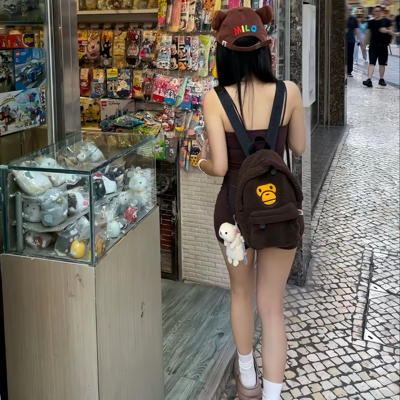 BAPE Baby Milo Mini Fur Backpack Brown 착용 스타일