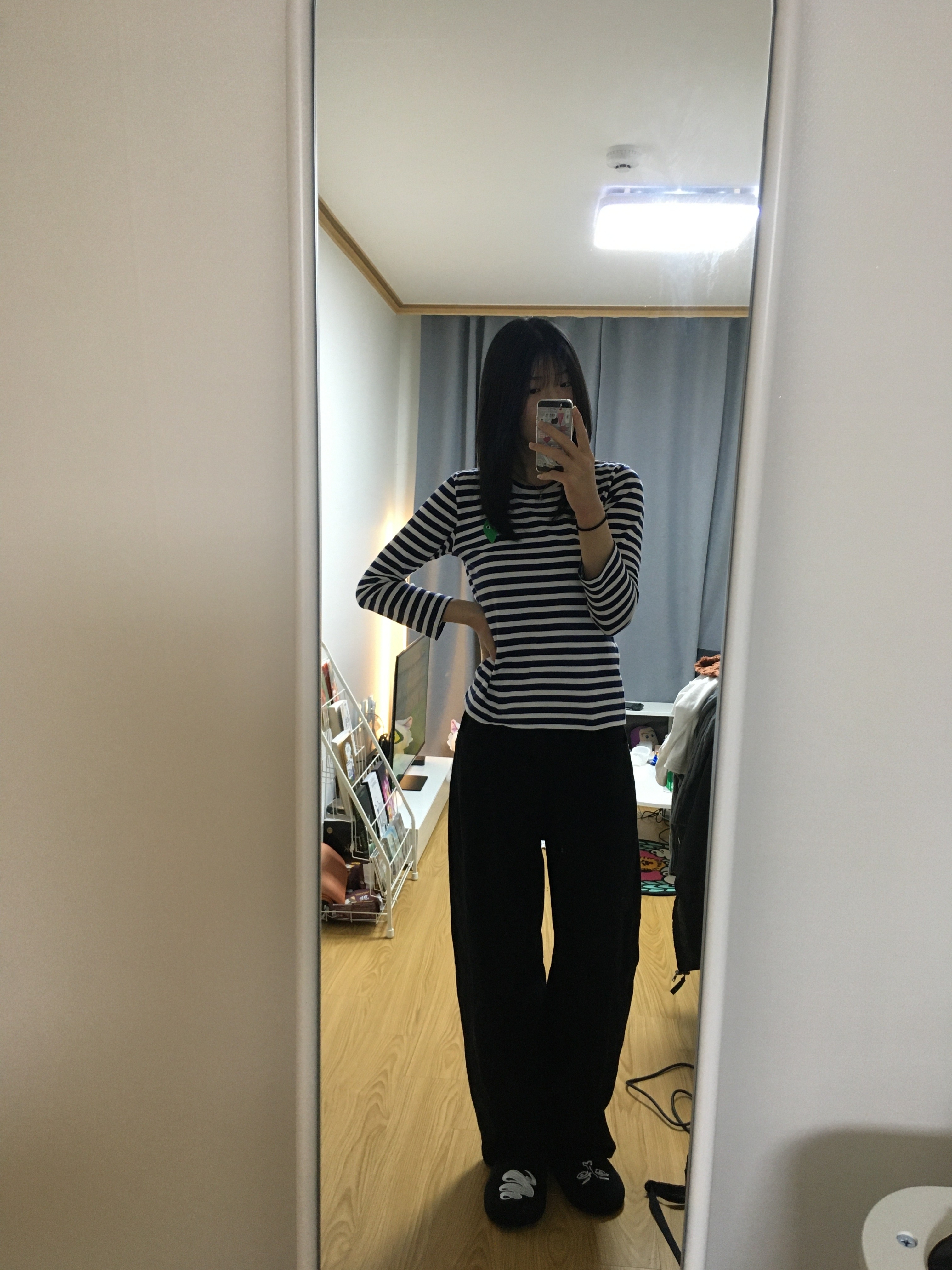 (W) Play Comme des Garcons Big Green Heart Striped LS T-Shirt Navy White 착용 스타일 - 1