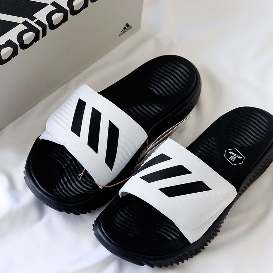 Adidas Alphabounce Slide White Core Black 착용 스타일 - 1