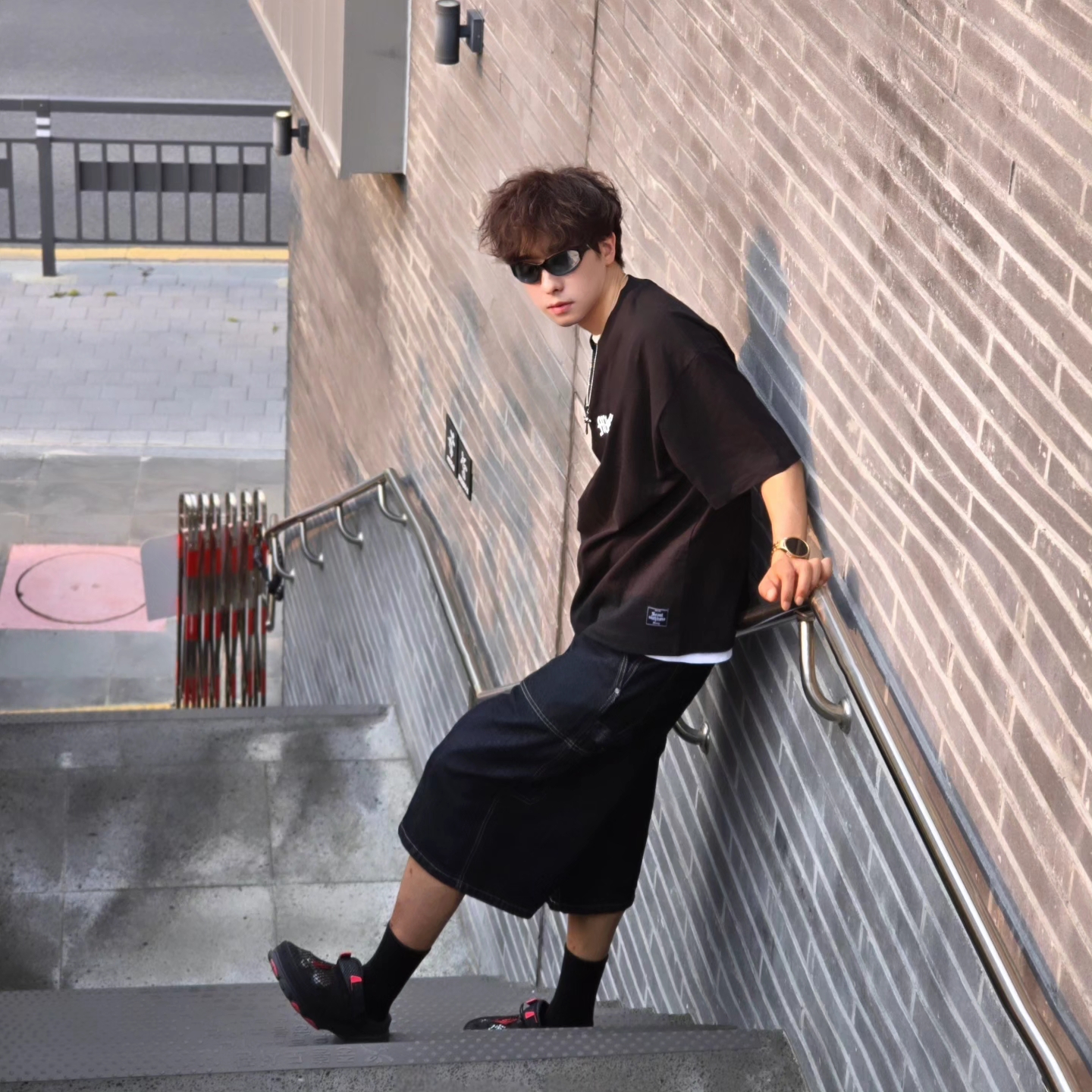 Crocs x Staple Classic All Terrain Clog Black, Samsung Galaxy Watch6 44mm LTE Silver (Korean Ver.) 착용 스타일 - 3