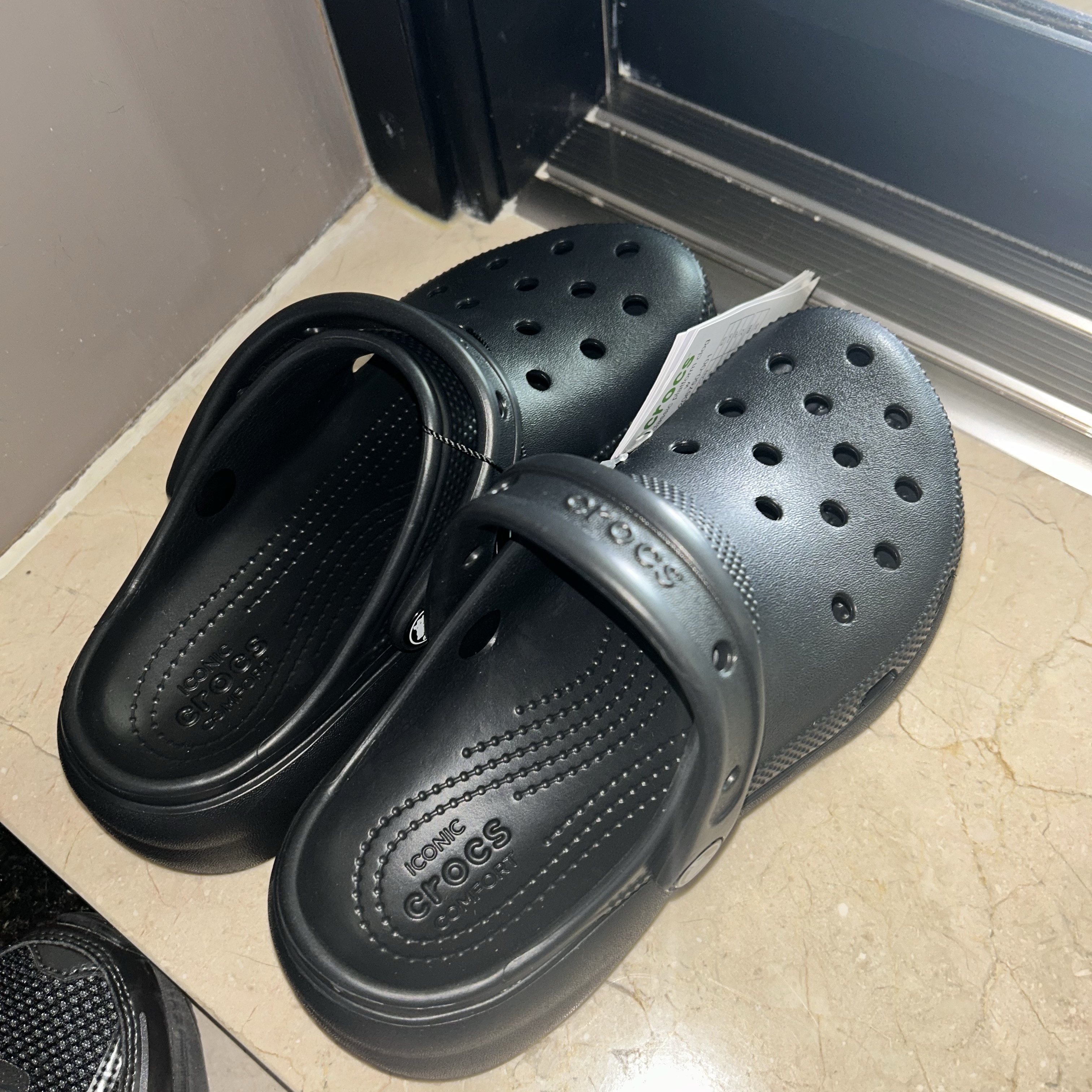 (W) Crocs Classic Platform Clog Black 착용 스타일 - 2