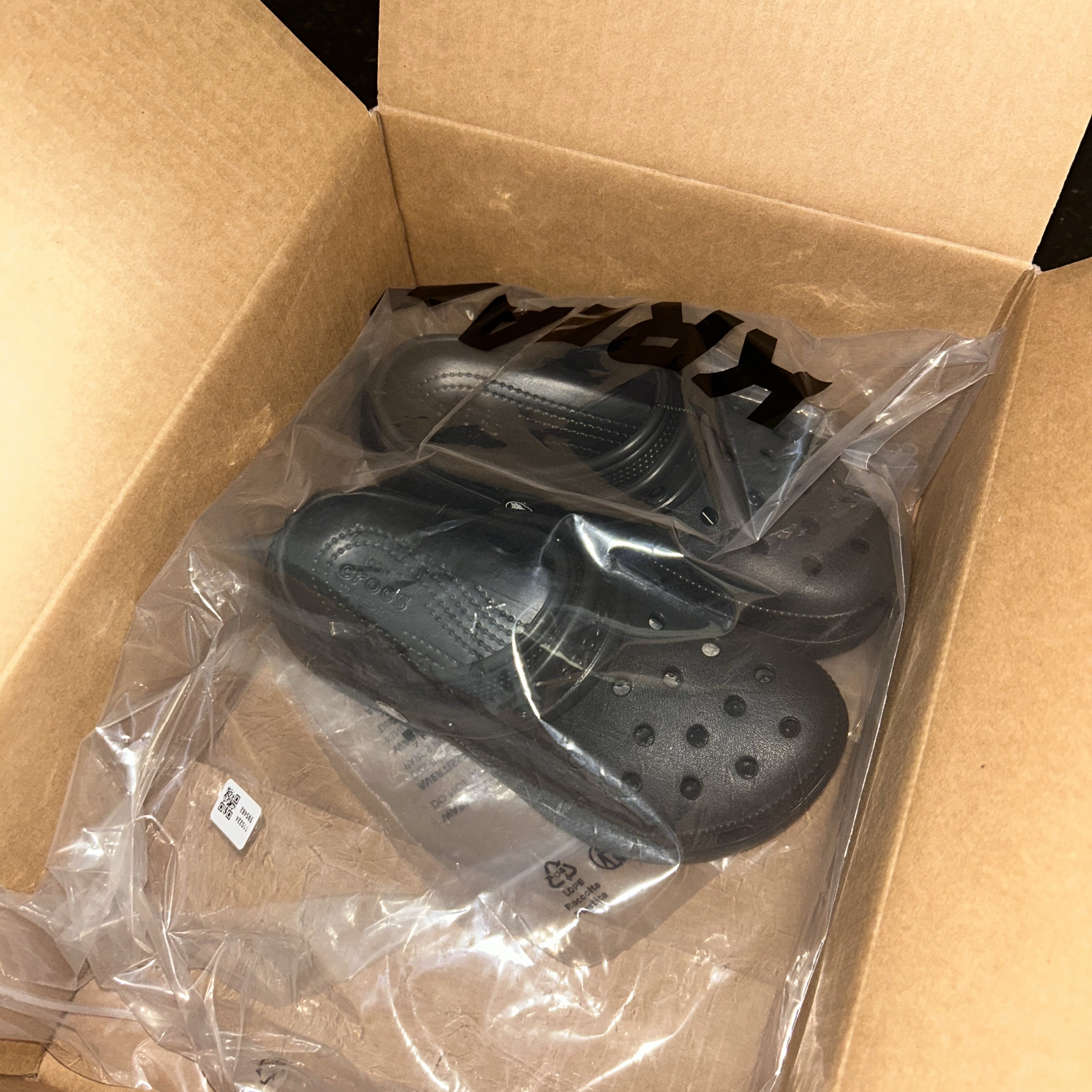 (W) Crocs Classic Platform Clog Black 착용 스타일 - 1