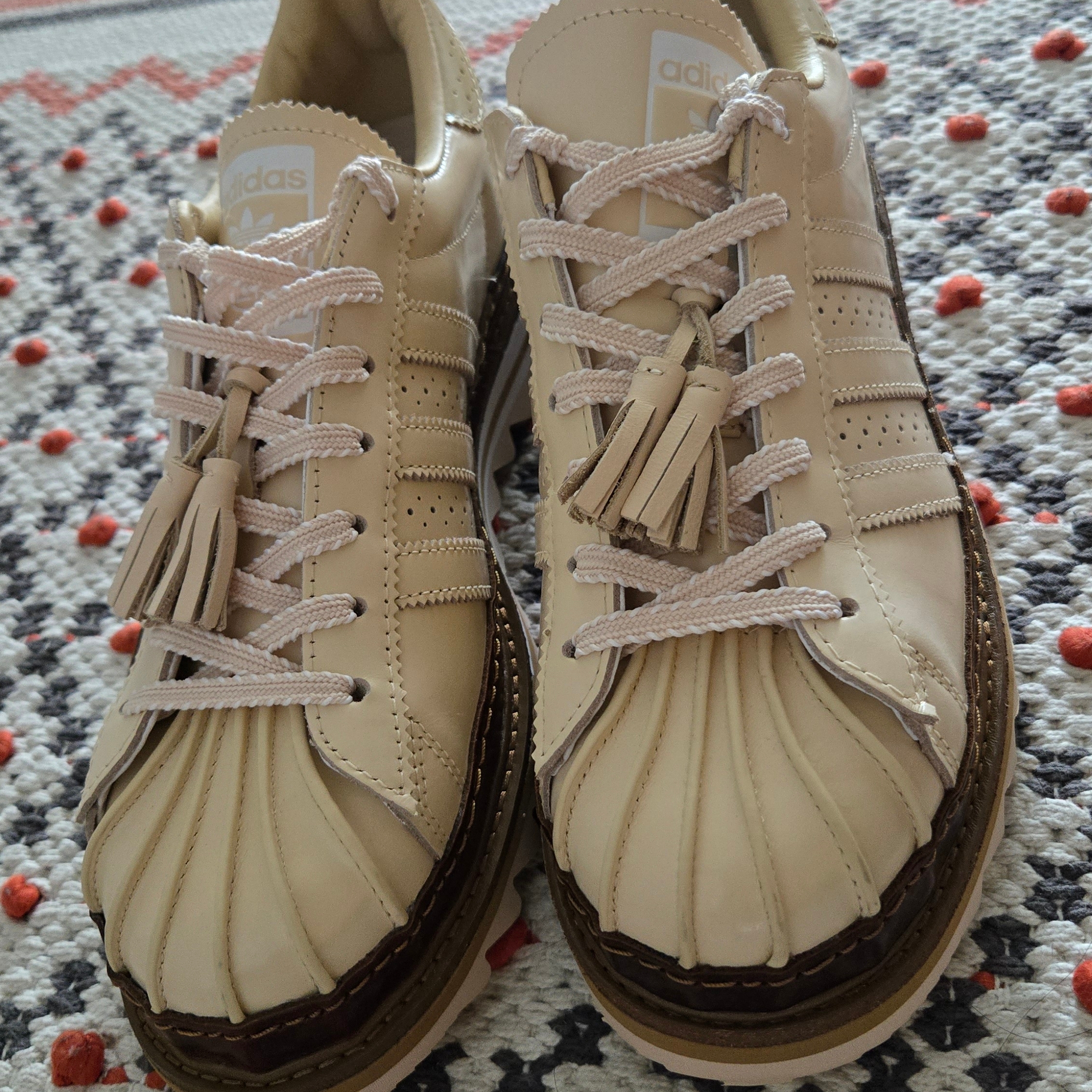 Adidas x Clot Originals Superstar Crystal Sand Cloud White 착용 스타일 - 3