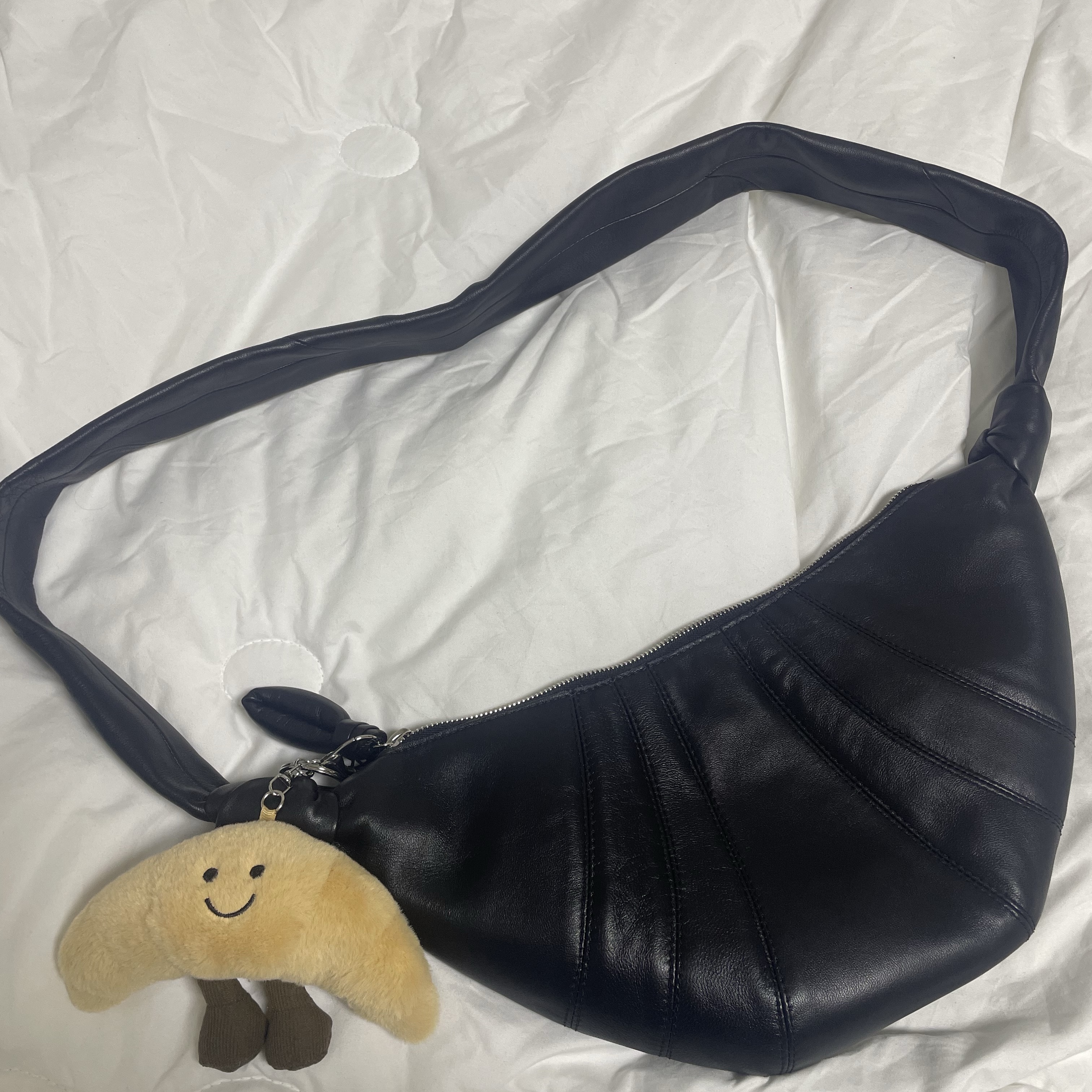 Lemaire Small Croissant Bag Soft Nappa Leather Black, Jellycat Amuseable Croissant Bag Charm Brown 착용 스타일