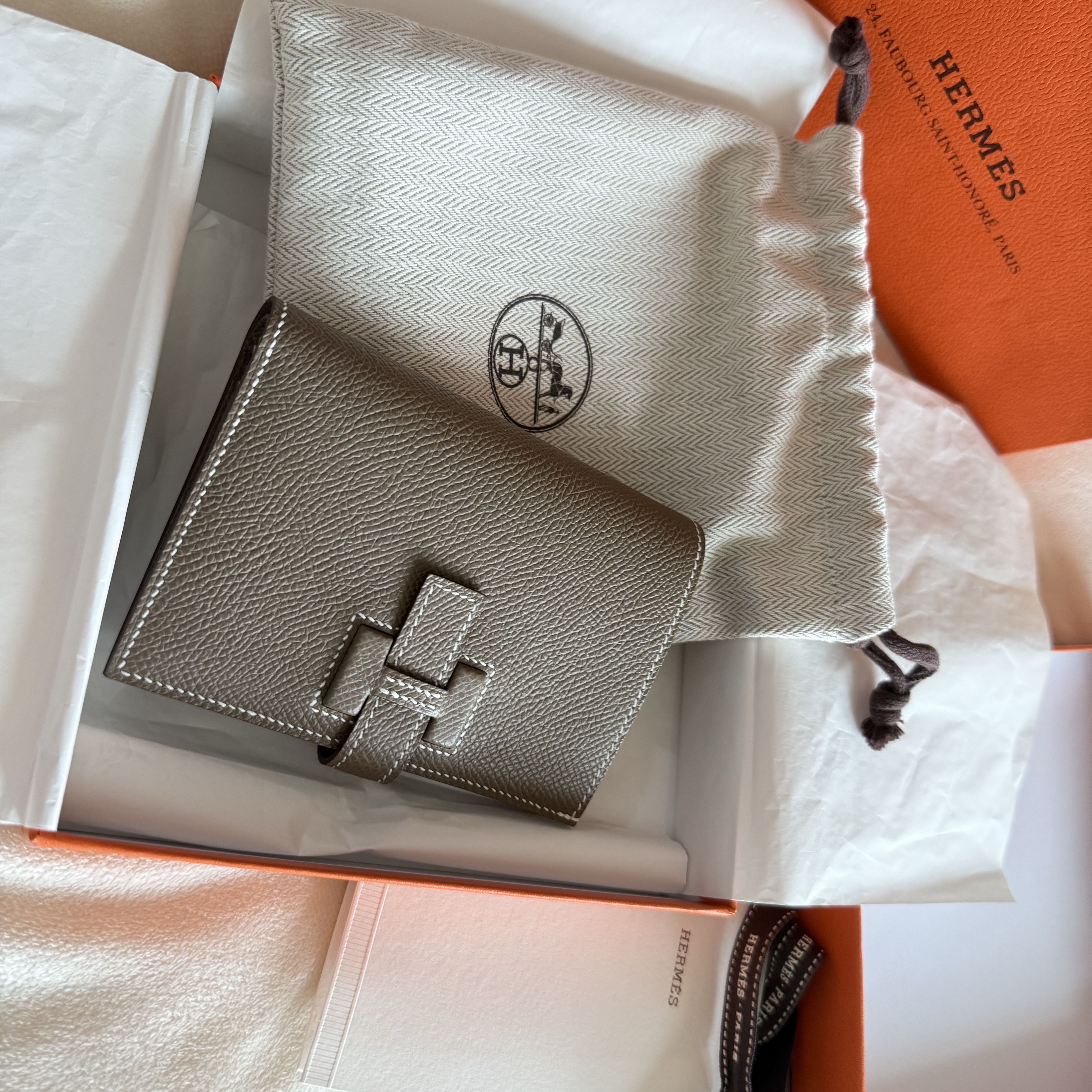 Hermes New H Passant Compact Wallet Epsom & Palladium Etoupe 착용 스타일 - 1