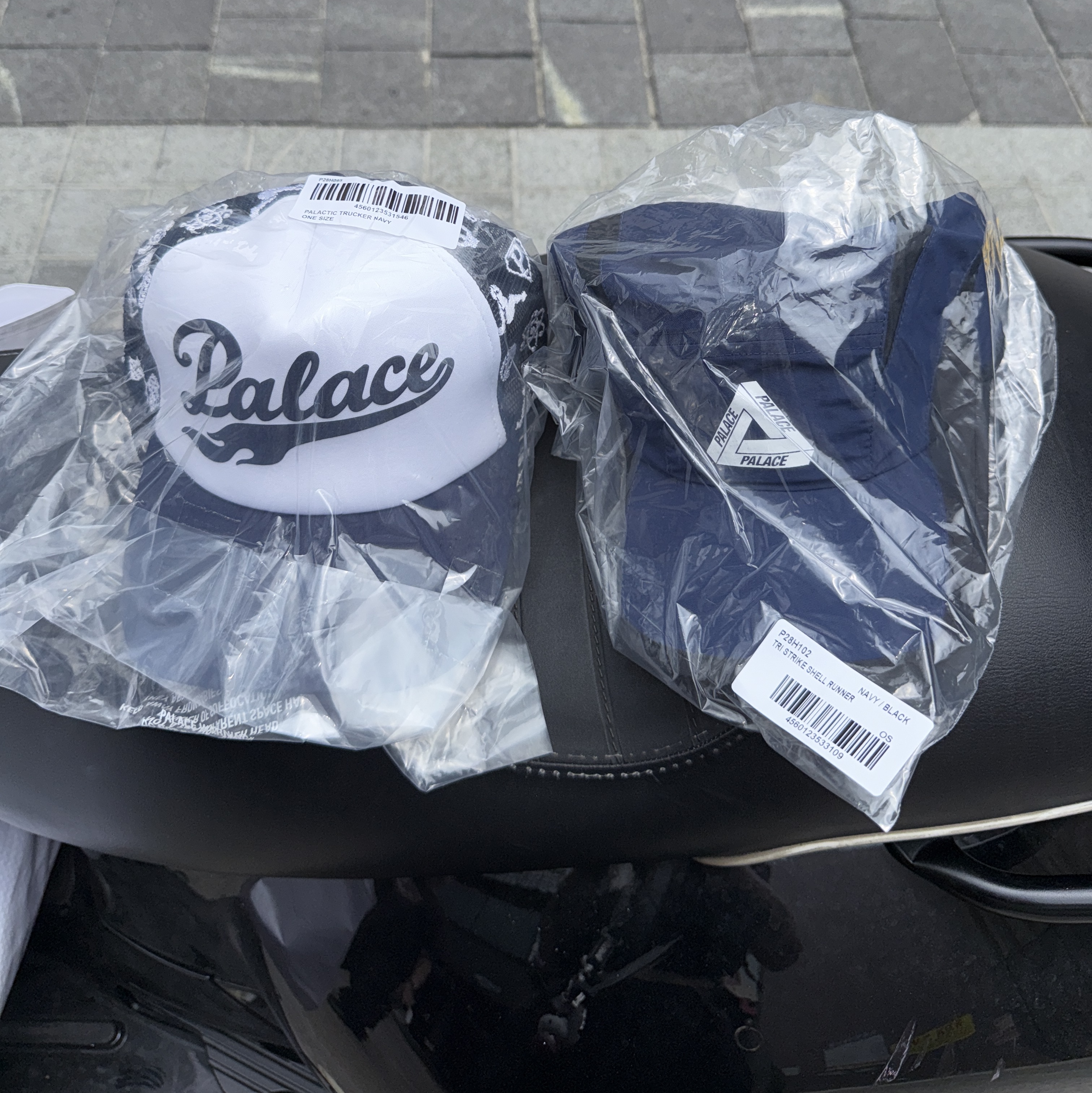 Palace Tri Strike Shell Runner Navy - 25SS, Palace Palactic Trucker Navy - 25SS 착용 스타일