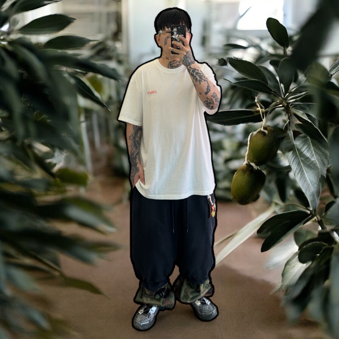 Asics x Cecilie Bahnsen Gel-Kayano 20 Olive, Zara x Andersson Bell Charm Key Pants Chain Multicolor 착용 스타일 - 1