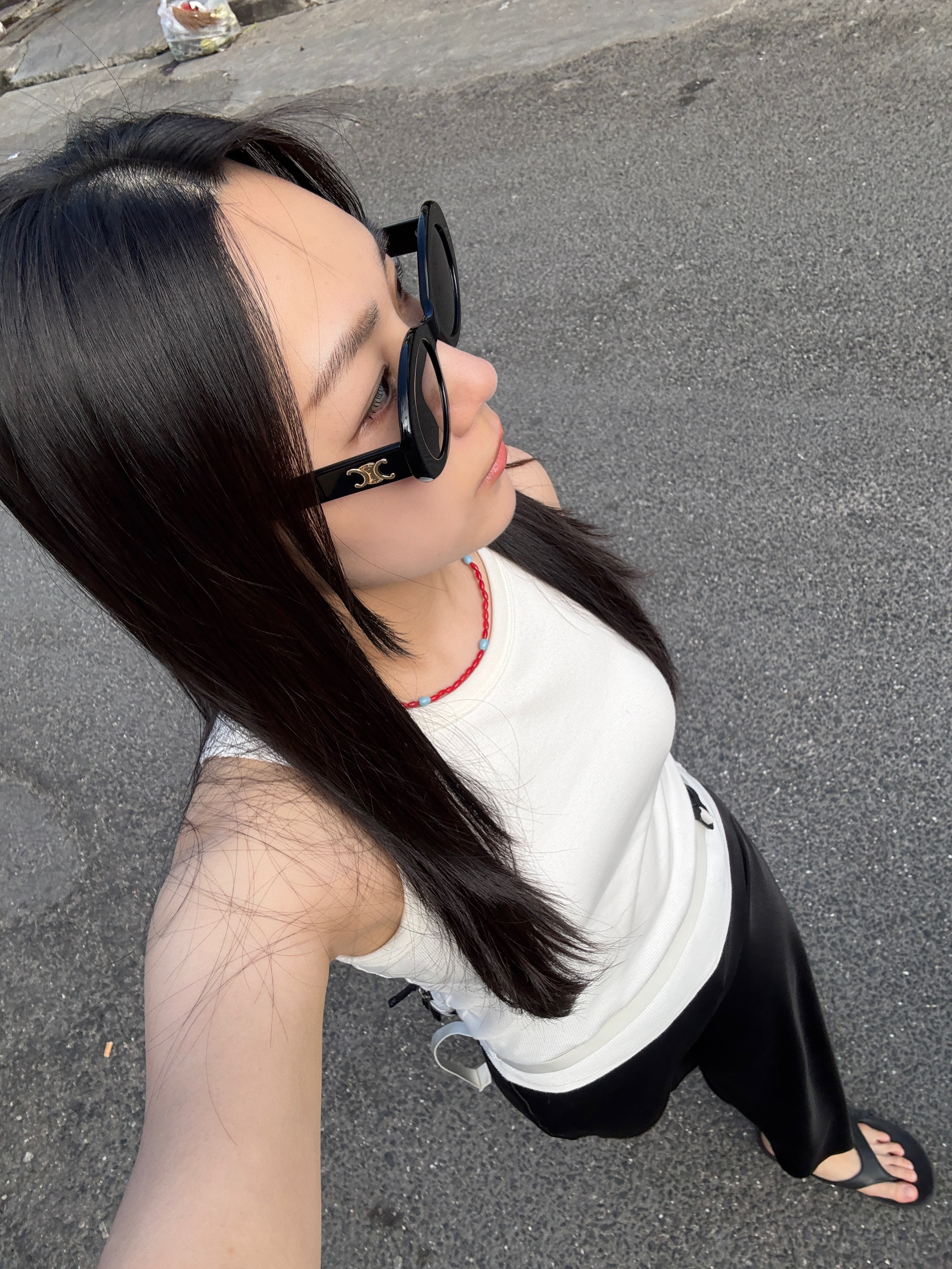 (W) Celine Triomphe 01 Sunglasses in Acetate Black 착용 스타일 - 1