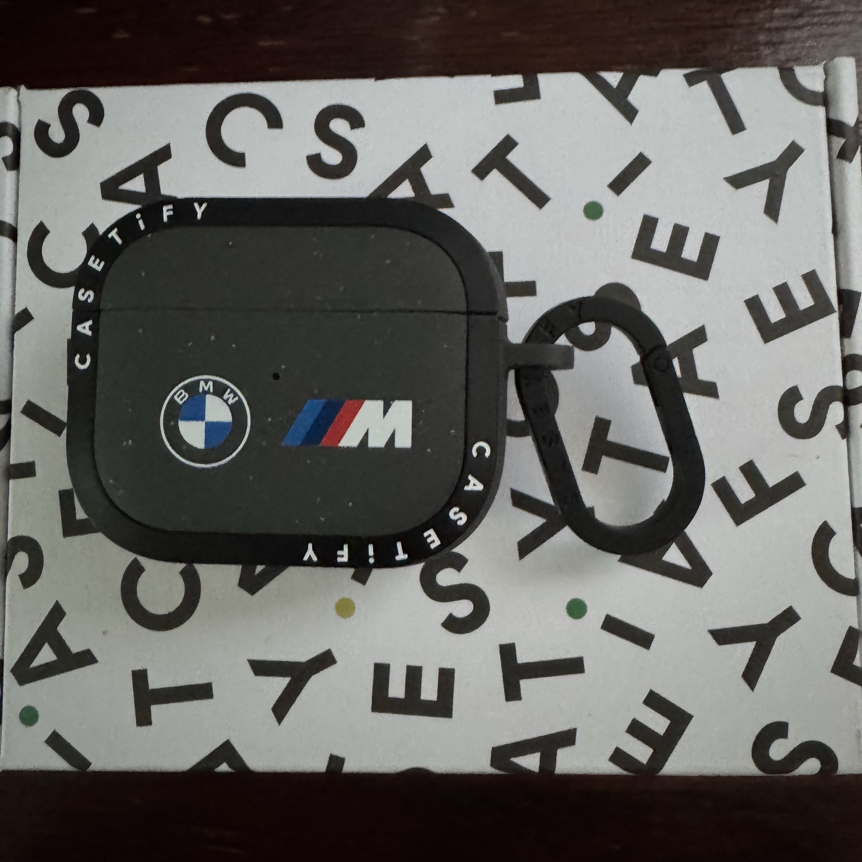 Casetify x BMW M Classic Logo AirPods Earbuds Bounce Case 착용 스타일