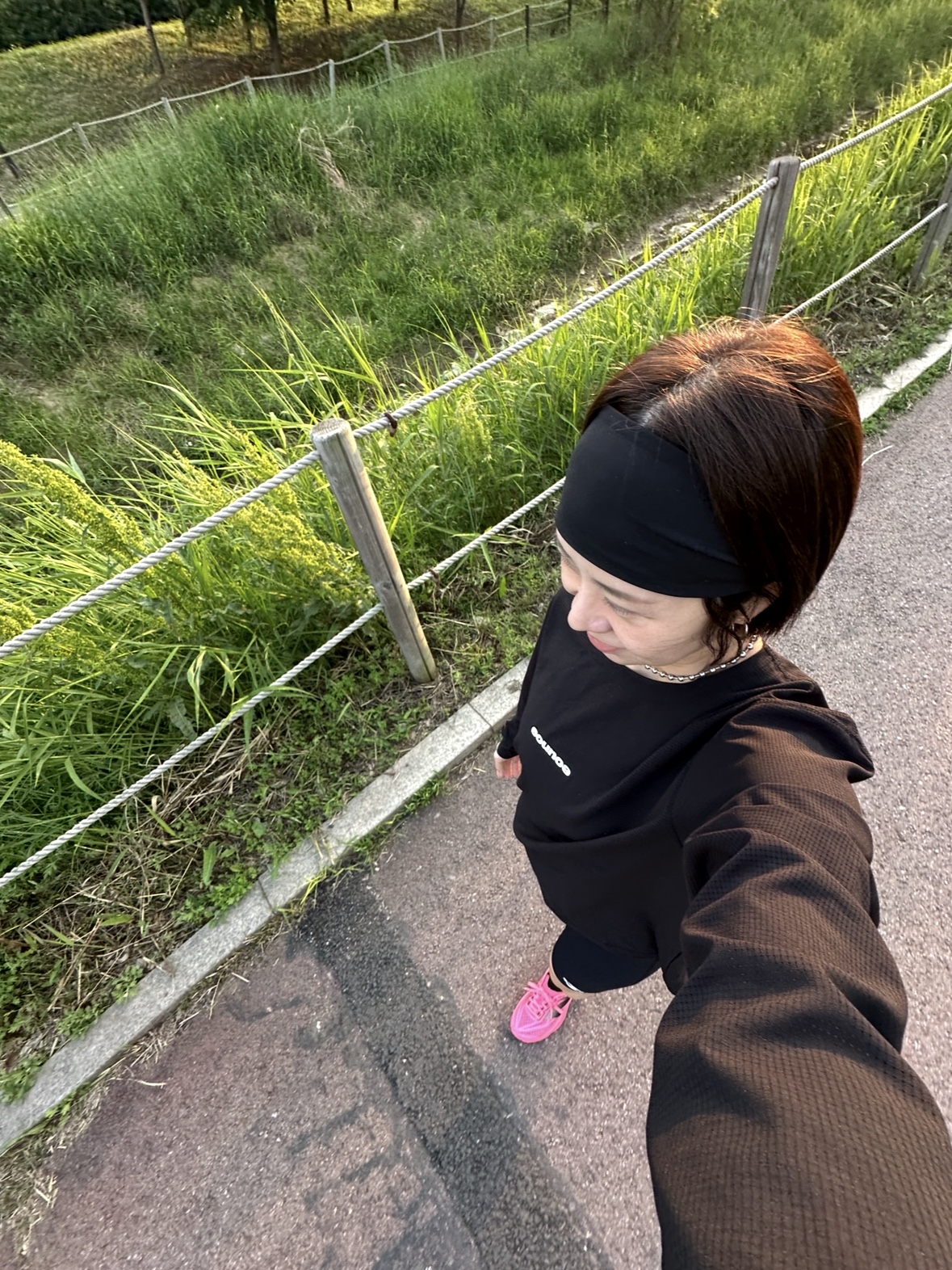 (W) New Balance FuelCell Rebel v4 Ultra Pink Black - D Wide, New Balance Fuelcell Rebel v4 Ultra Pink Black - D Standard 착용 스타일