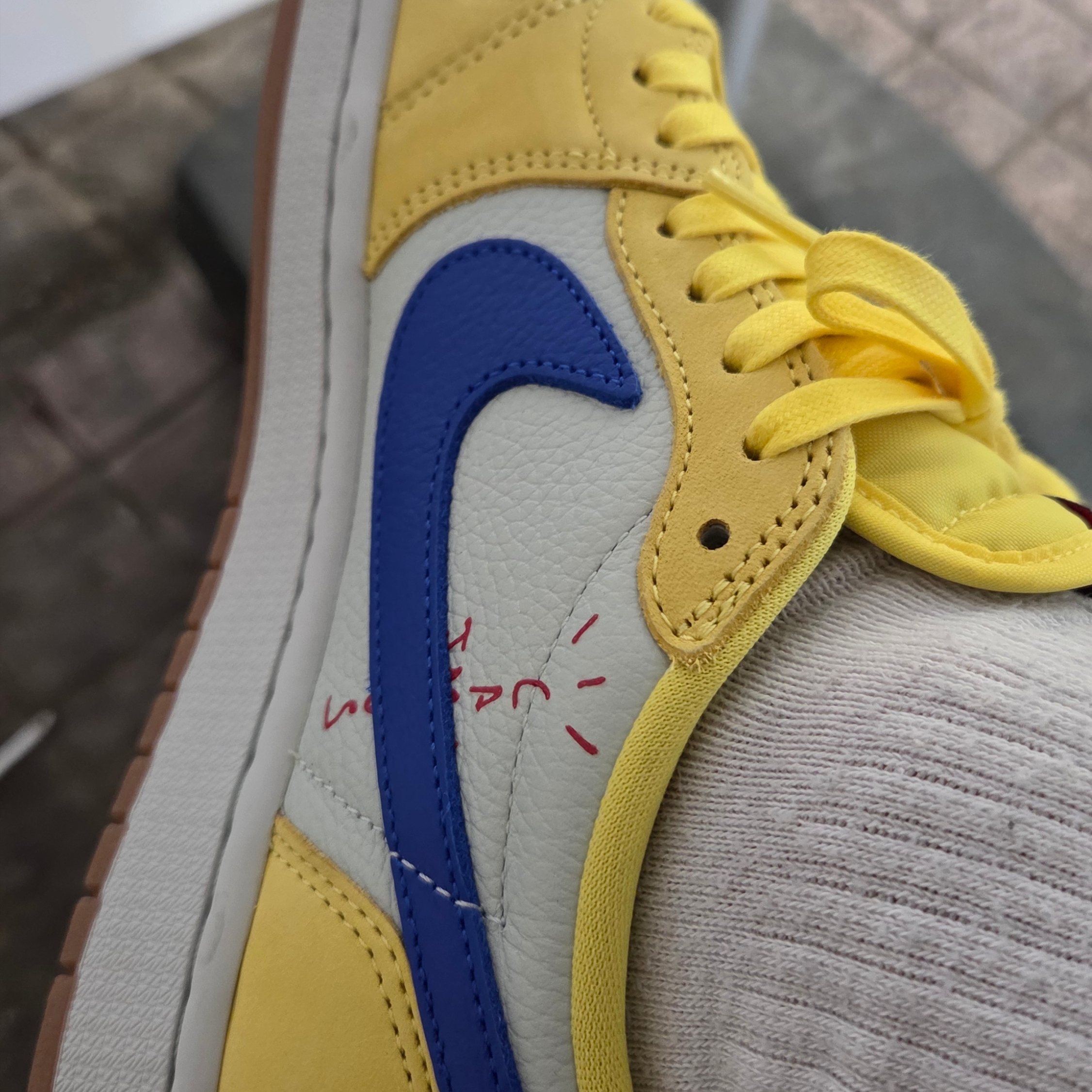 (W) Jordan 1 x Travis Scott Retro Low OG SP Canary 착용 스타일