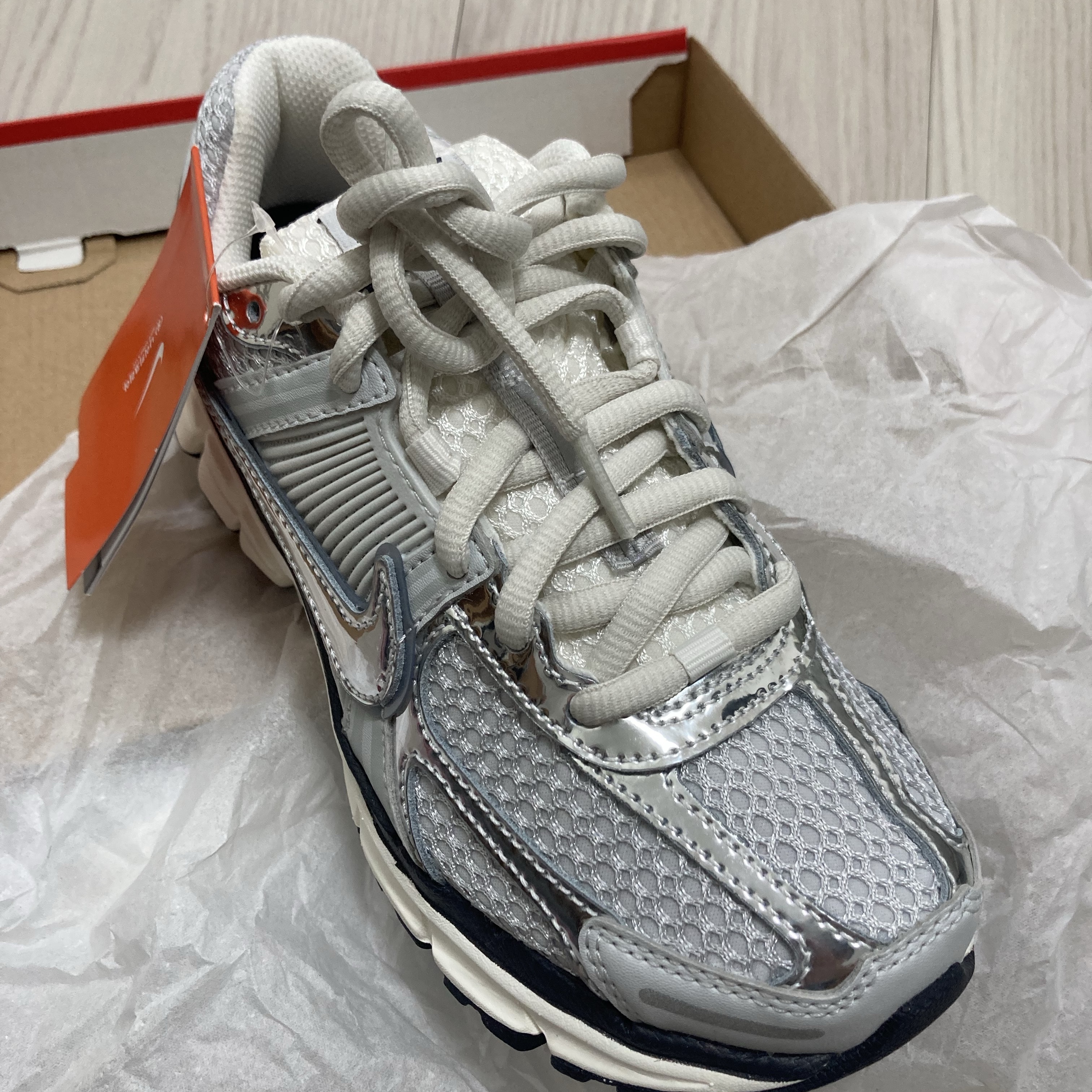 (W) Nike Zoom Vomero 5 Photon Dust and Metallic Silver 착용 스타일