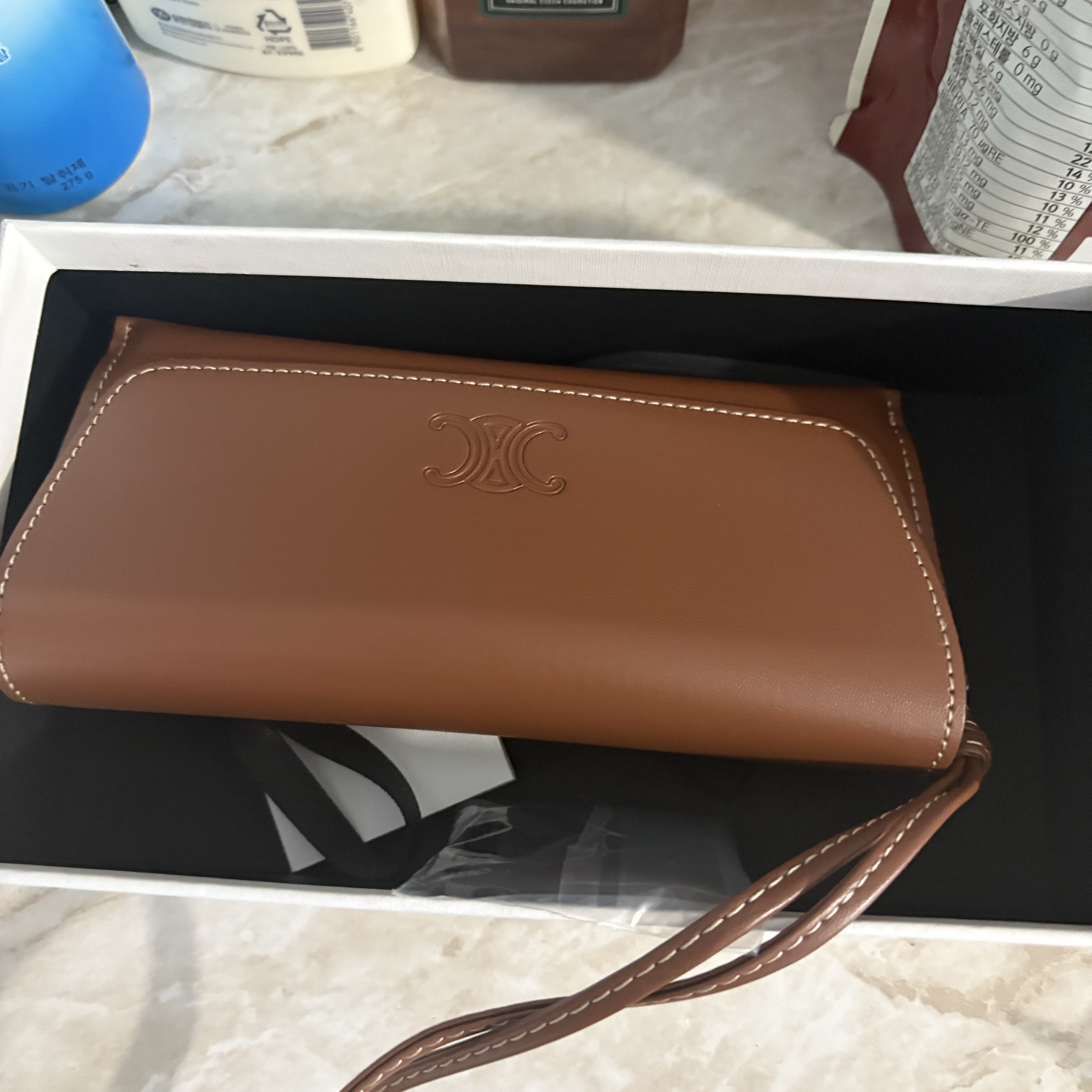 (W) Celine Triomphe 01 Sunglasses in Acetate Black 착용 스타일