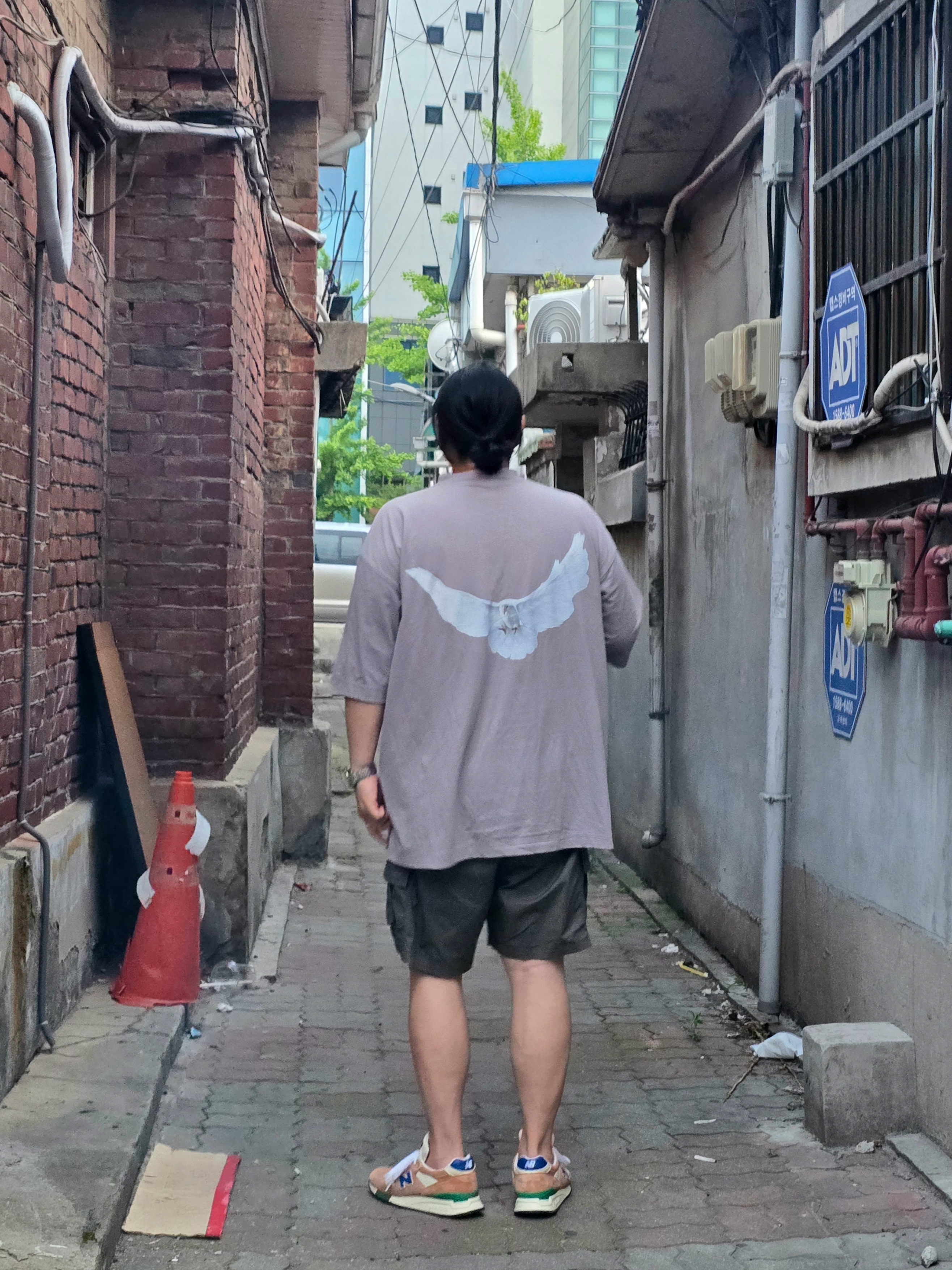 Yeezy Gap Engineered By Balenciaga Dove 3/4 Sleeve T-Shirt Grey, New Balance 998 Made in USA Sepia 착용 스타일