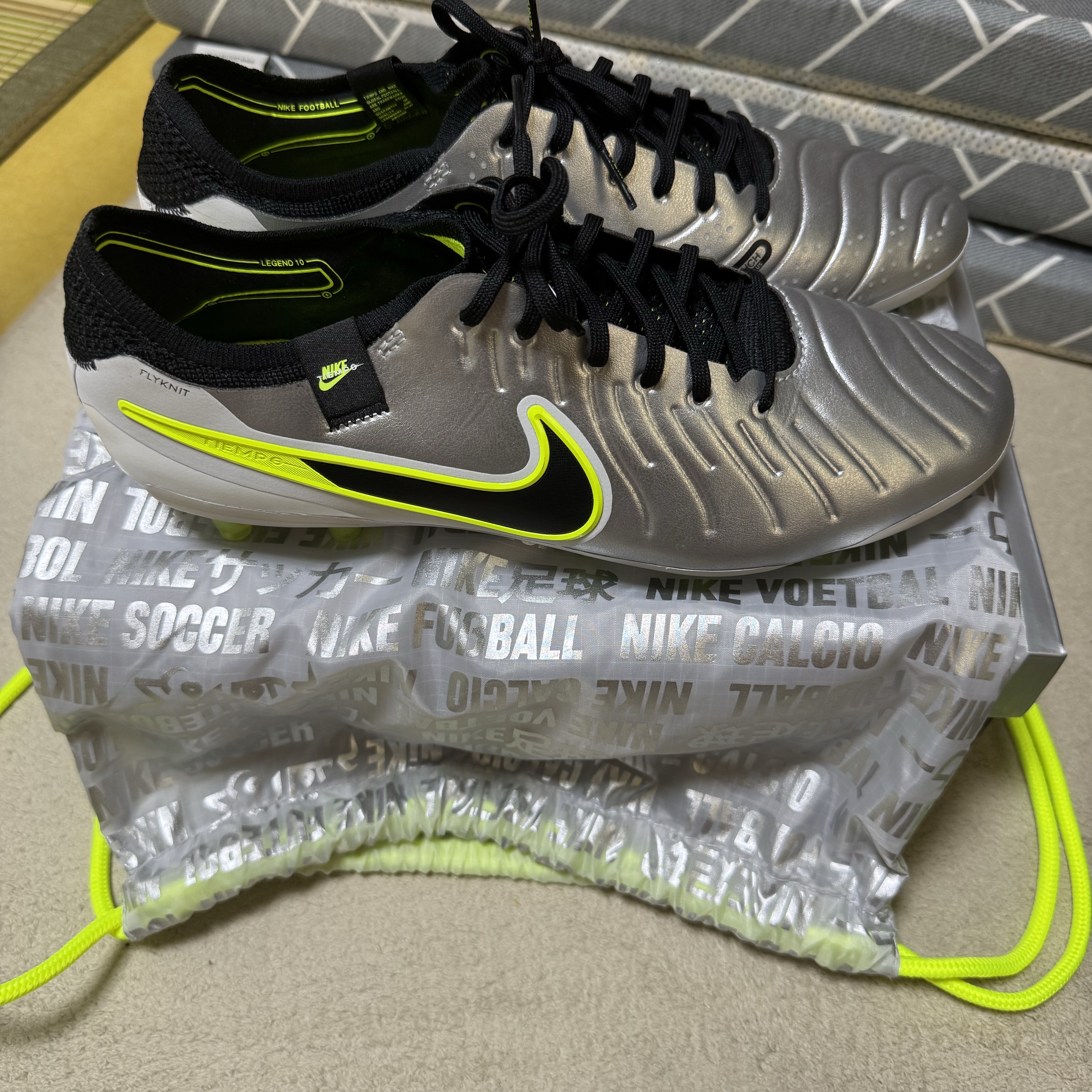 Nike Tiempo Legend 10 Elite AG Metallic Silver Volt 착용 스타일 - 2