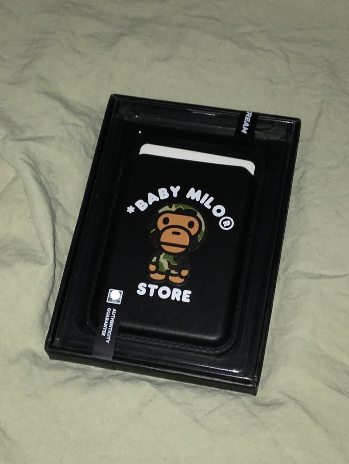 BAPE Baby Milo MagSafe Card Holder Black 착용 스타일