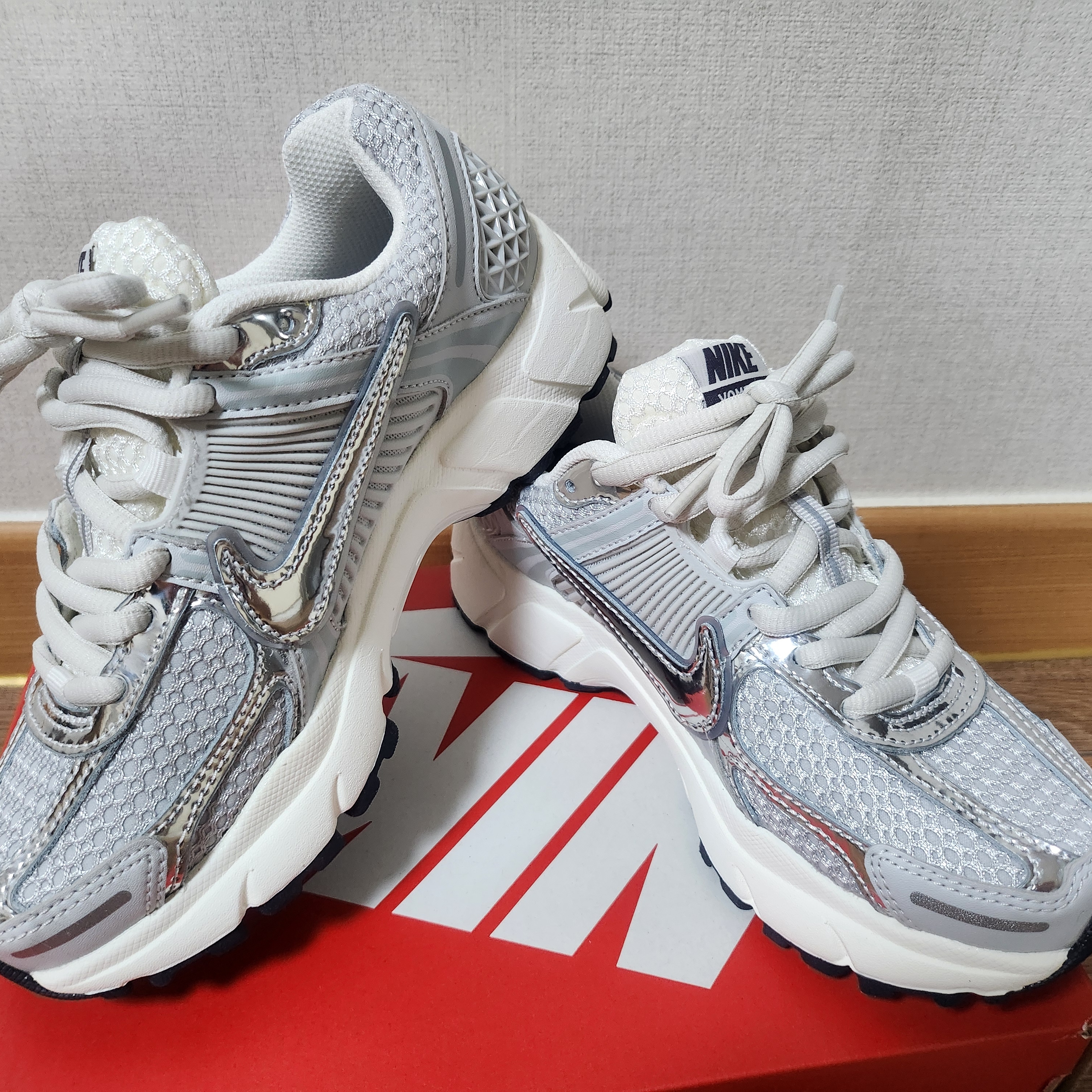(W) Nike Zoom Vomero 5 Photon Dust and Metallic Silver 착용 스타일