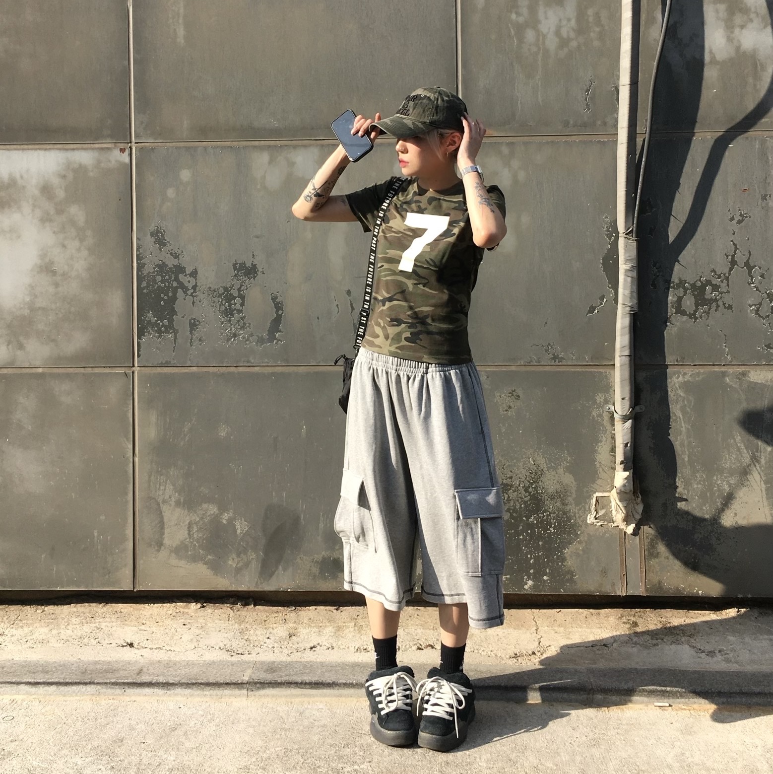 ERL Vamp Skate Shoe Pirate Black, Human Made Military Pouch Small Black 착용 스타일 - 2