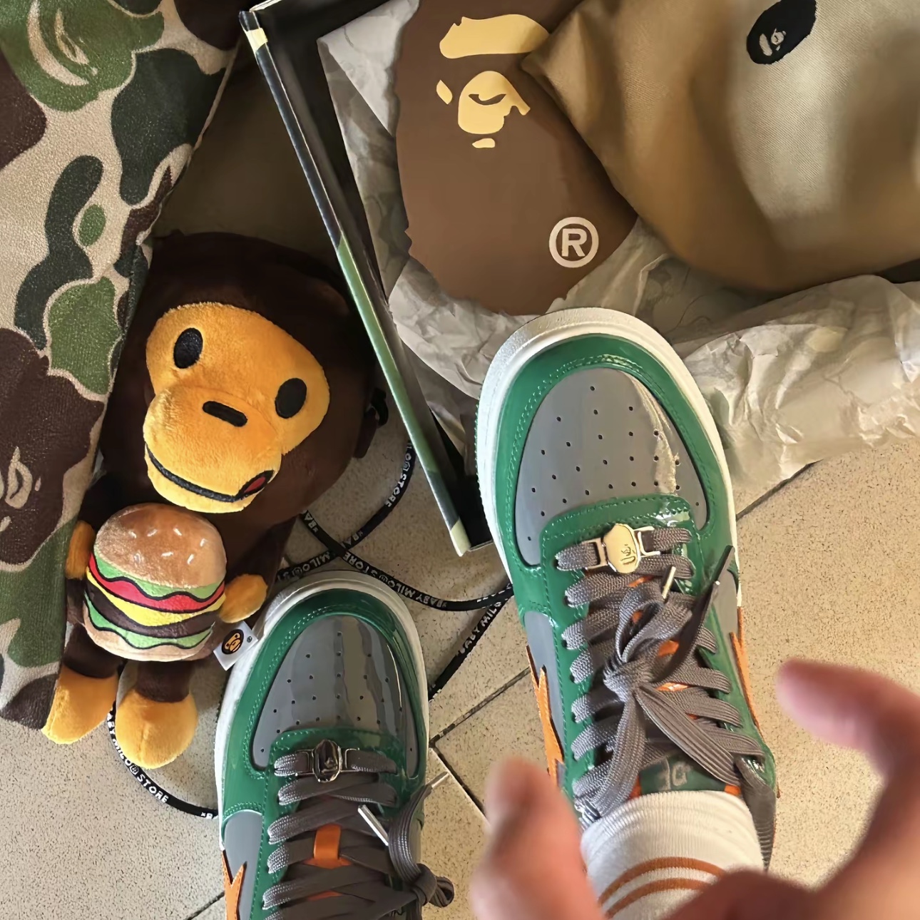 BAPE Baby Milo Mobile Bag 1 Brown 착용 스타일
