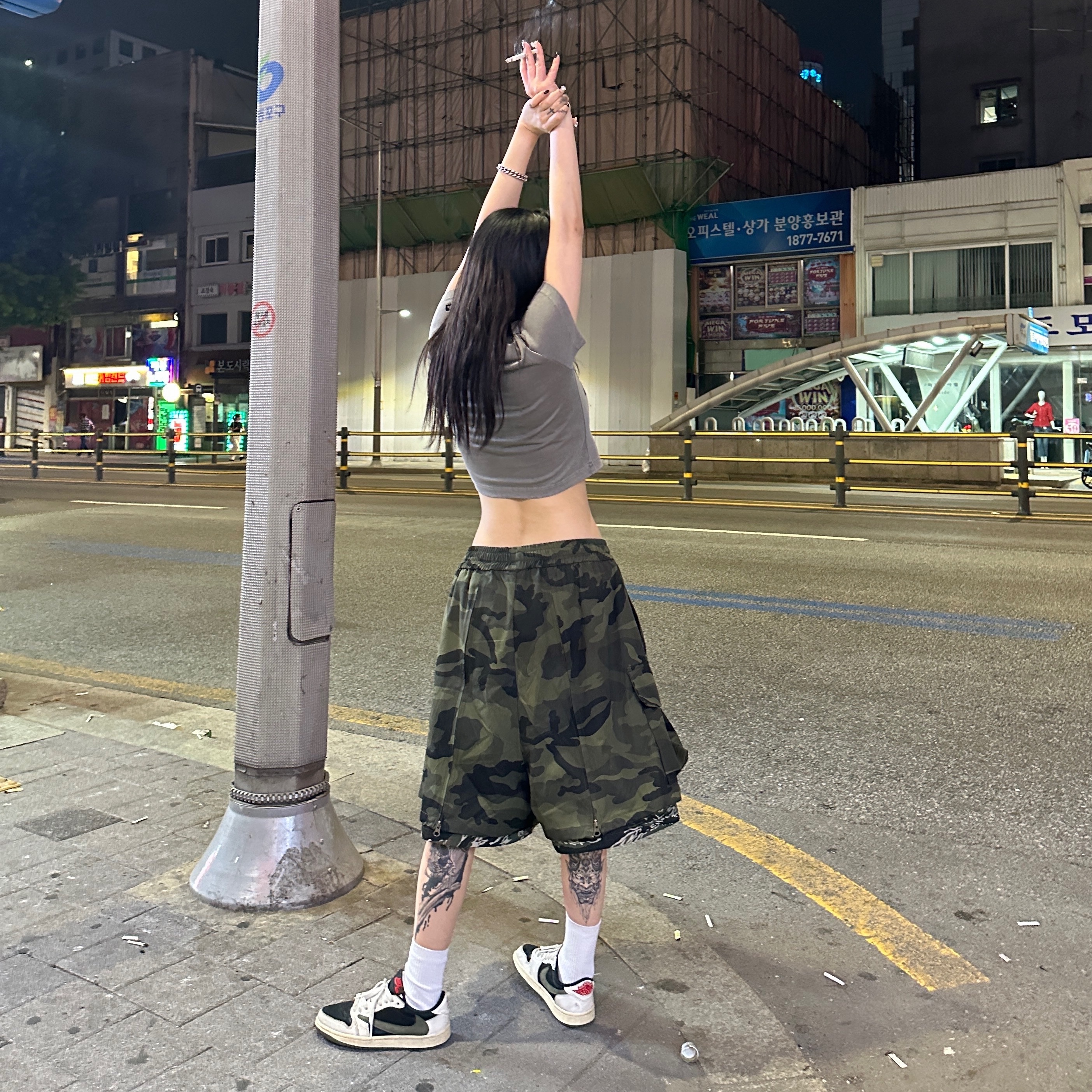 Jordan 1 x Travis Scott Retro Low OG SP Reverse Olive 착용 스타일