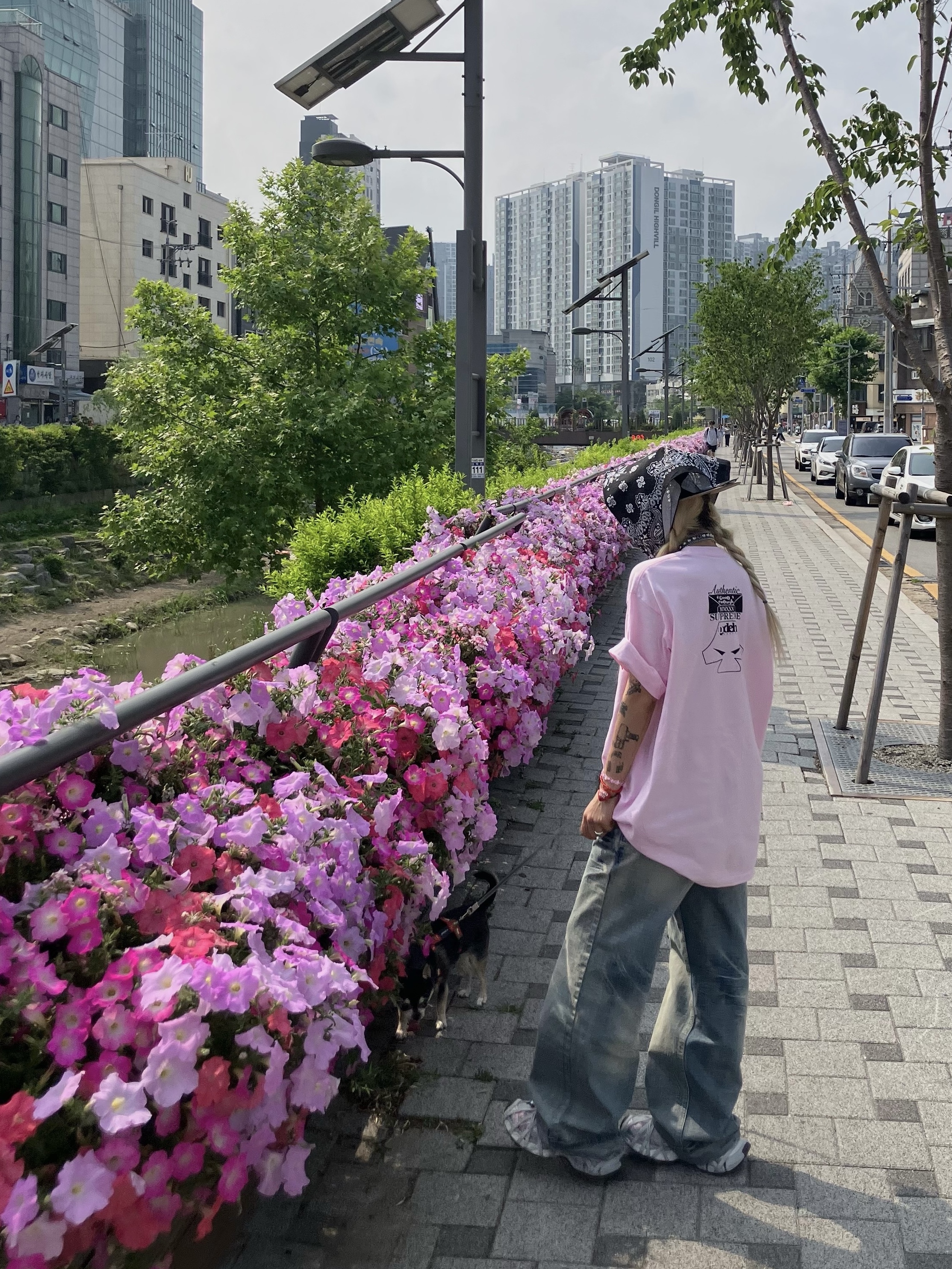 Supreme x GOODENOUGH Device T-Shirt Light Pink - 25SS, Supreme Hav-A-Hank Bandanas Multicolor (Set of 3) - 24SS 착용 스타일