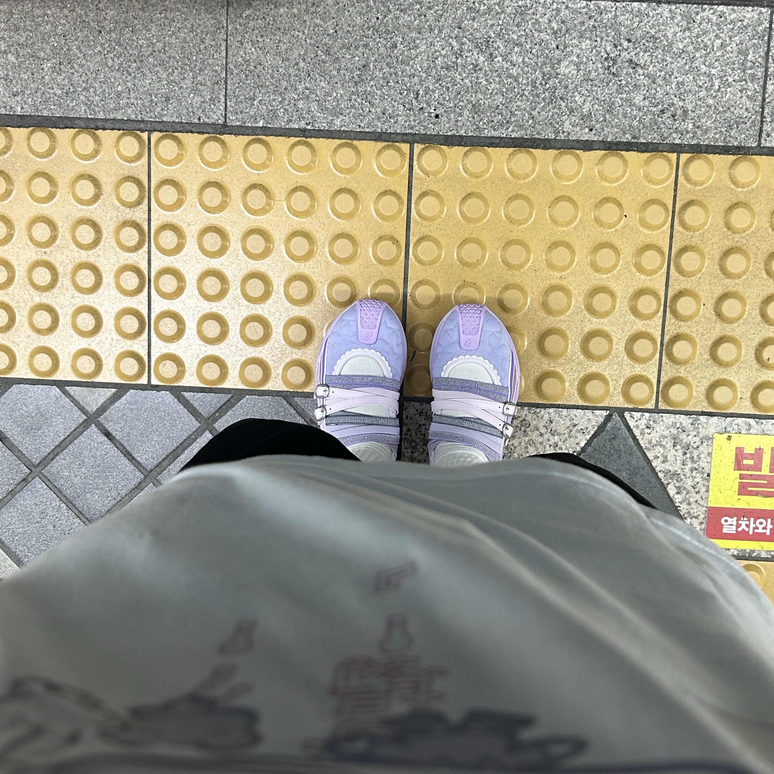 (W) Asics x Kiko Kostadinov x Heaven by Marc Jacobs Gel-Lokros Vapor Cosmos 착용 스타일 - 2