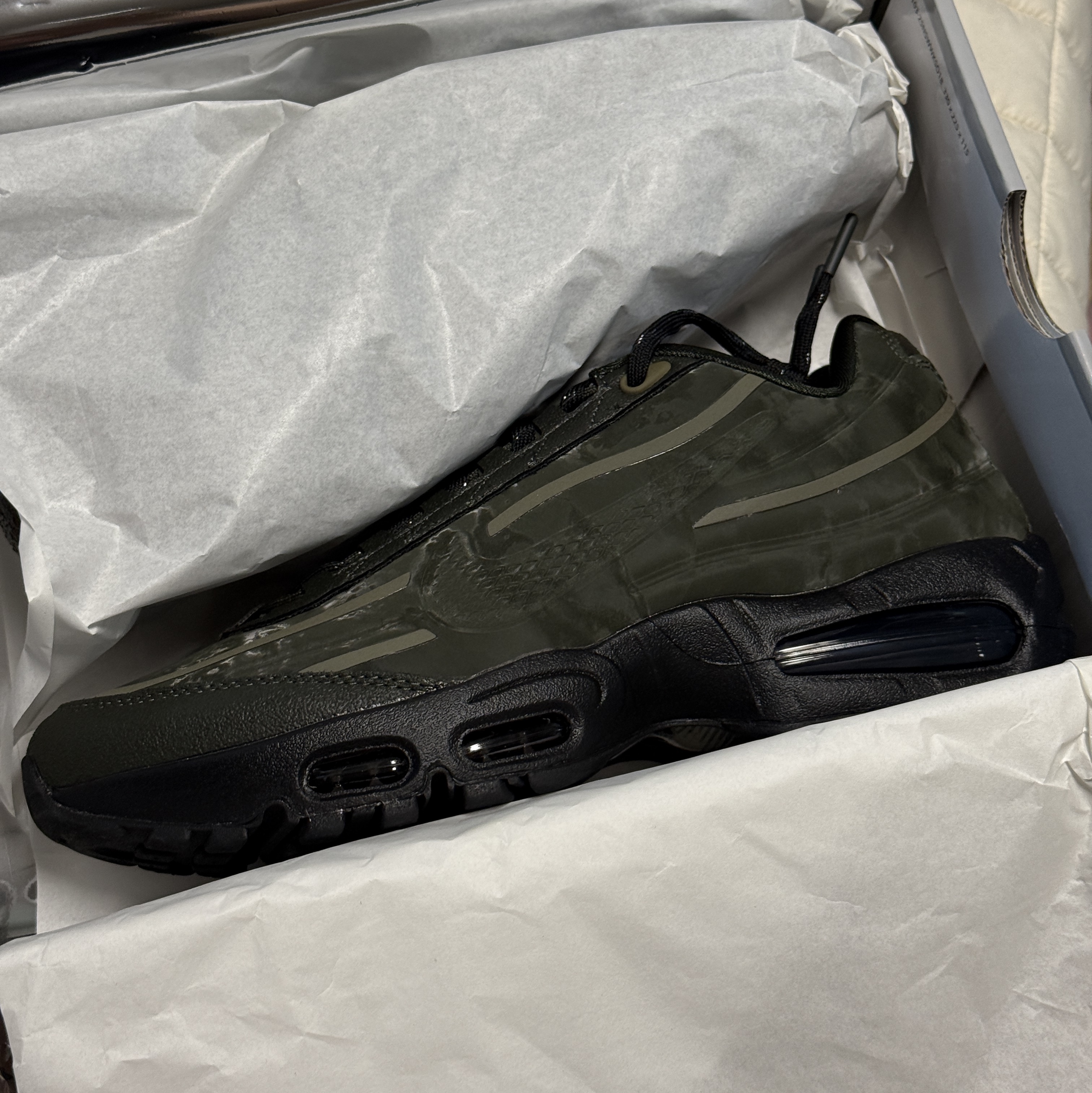 Nike x Worksout Air Max 95 Medium Olive and Sequoia 착용 스타일 - 5
