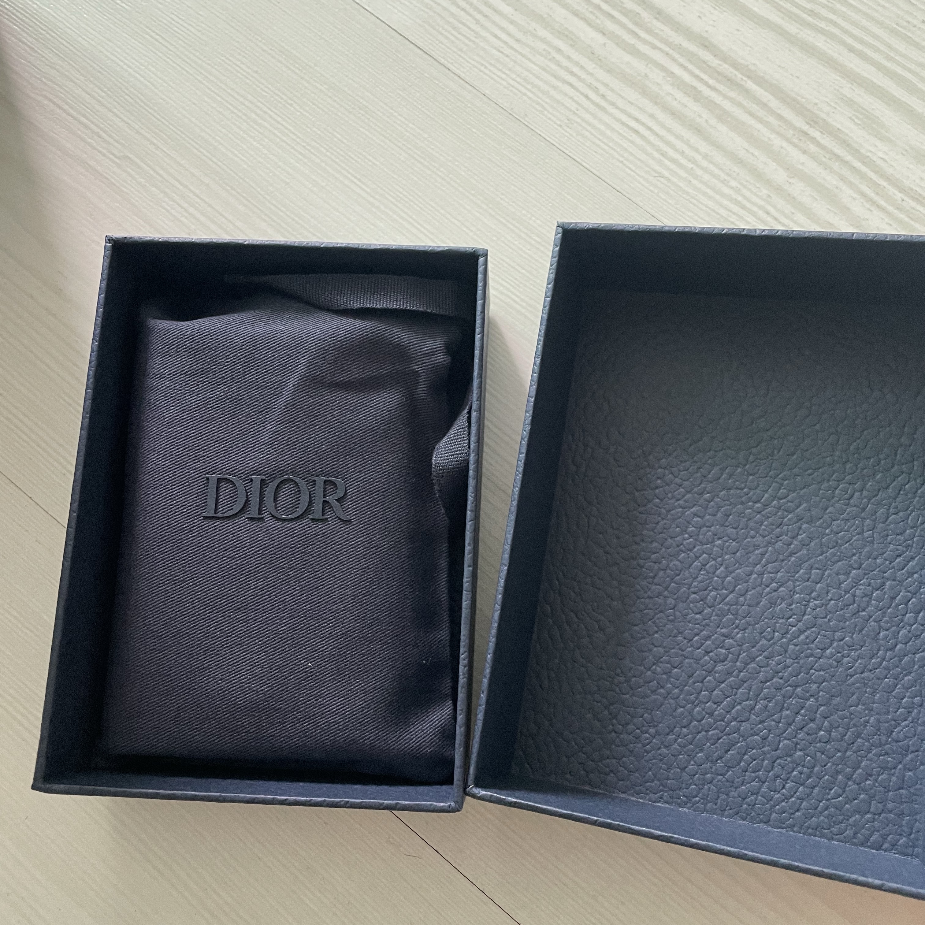 Dior Bi-Fold Card Holder Black Dior Oblique Jacquard 착용 스타일 - 1