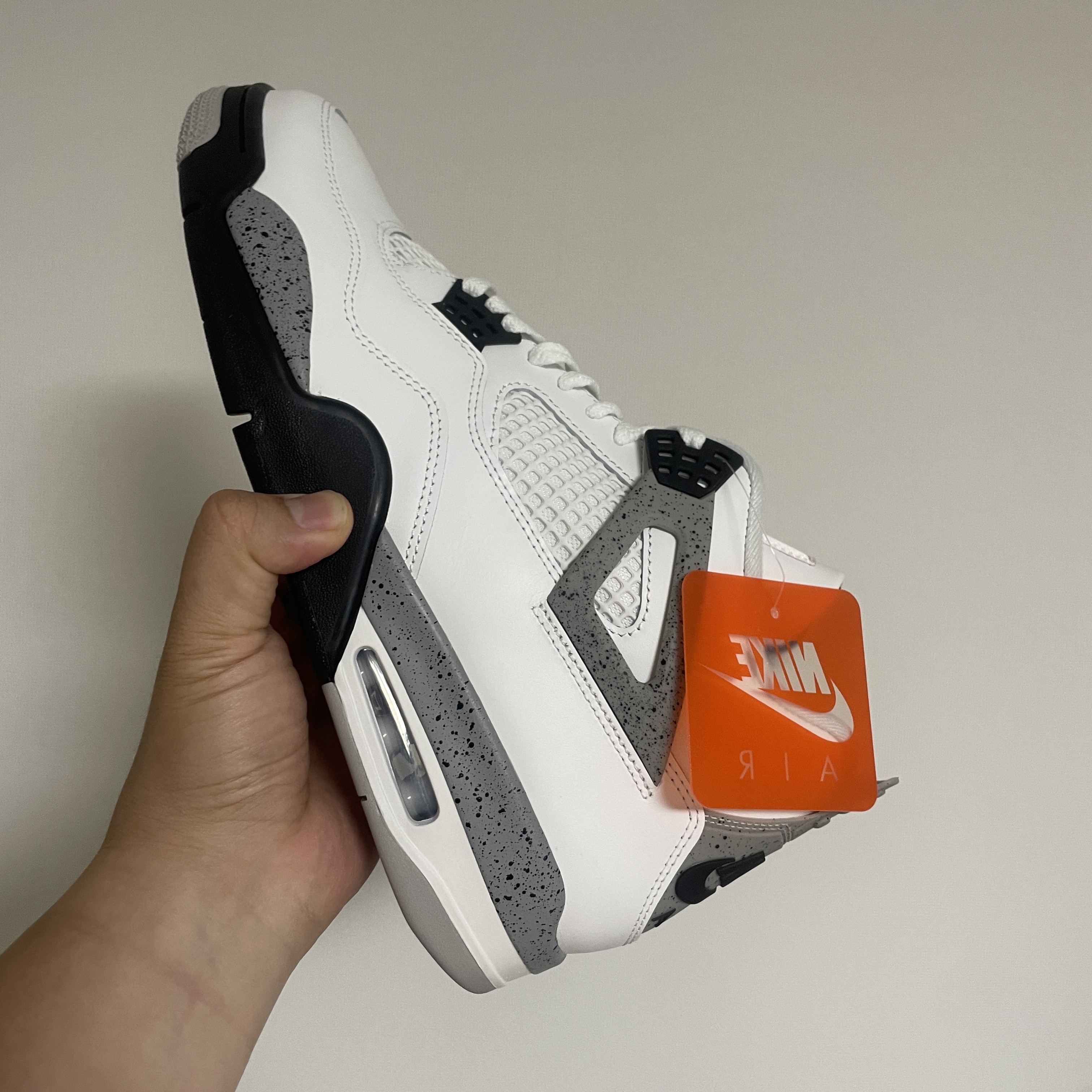 Jordan 4 Retro OG White Cement 2025, Jordan 4 Retro OG White Cement 2016 착용 스타일 - 1