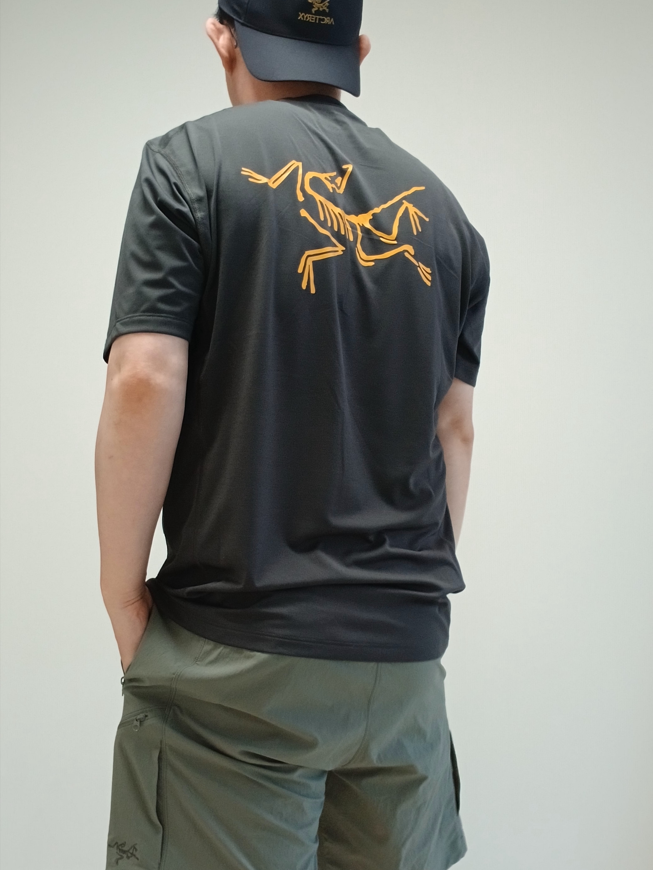 Arc'teryx Motus Arcword Crew SS T-Shirt Black Heather, Arc'teryx Small Bird Cap 24K Black 착용 스타일 - 2