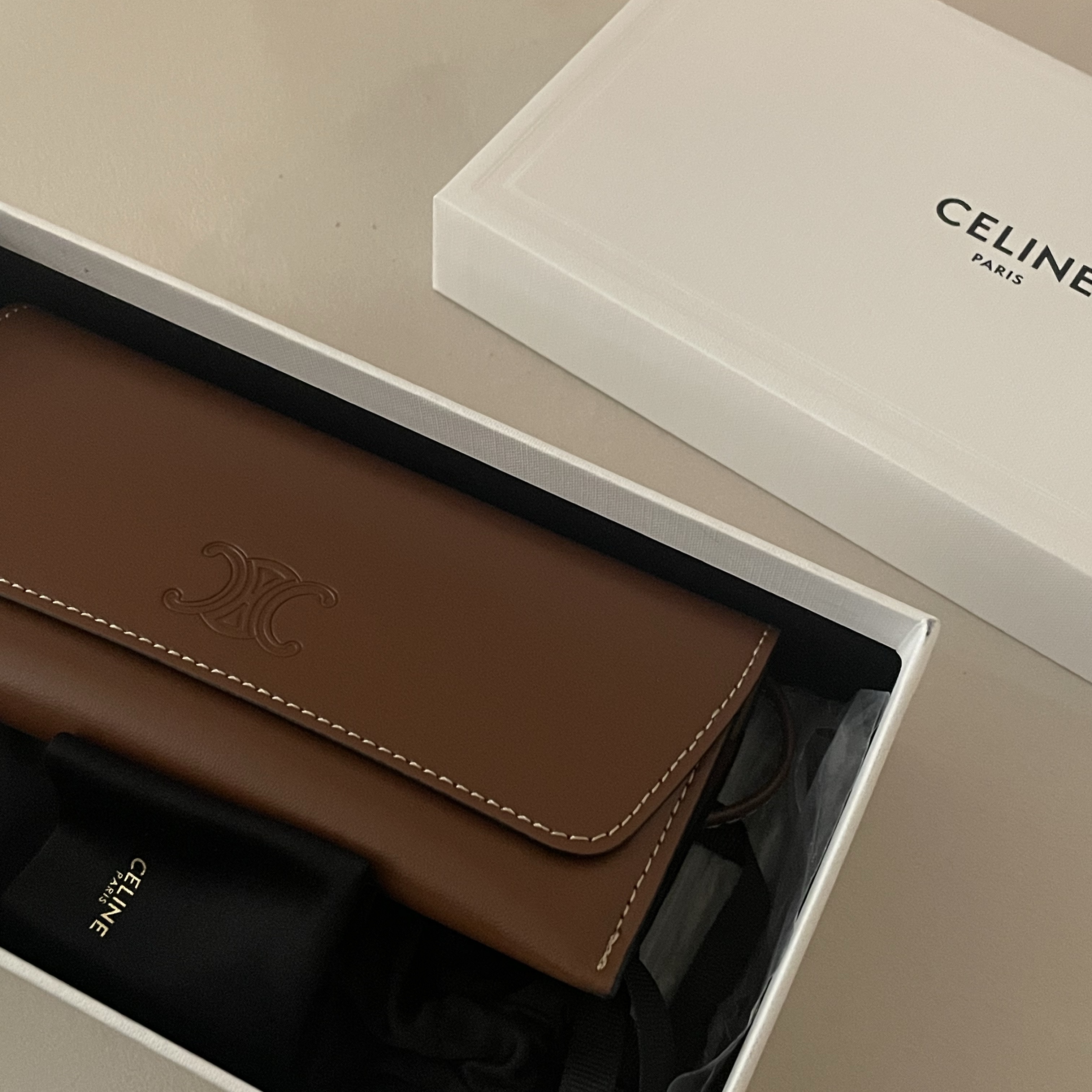 (W) Celine Triomphe 01 Sunglasses in Acetate Black 착용 스타일