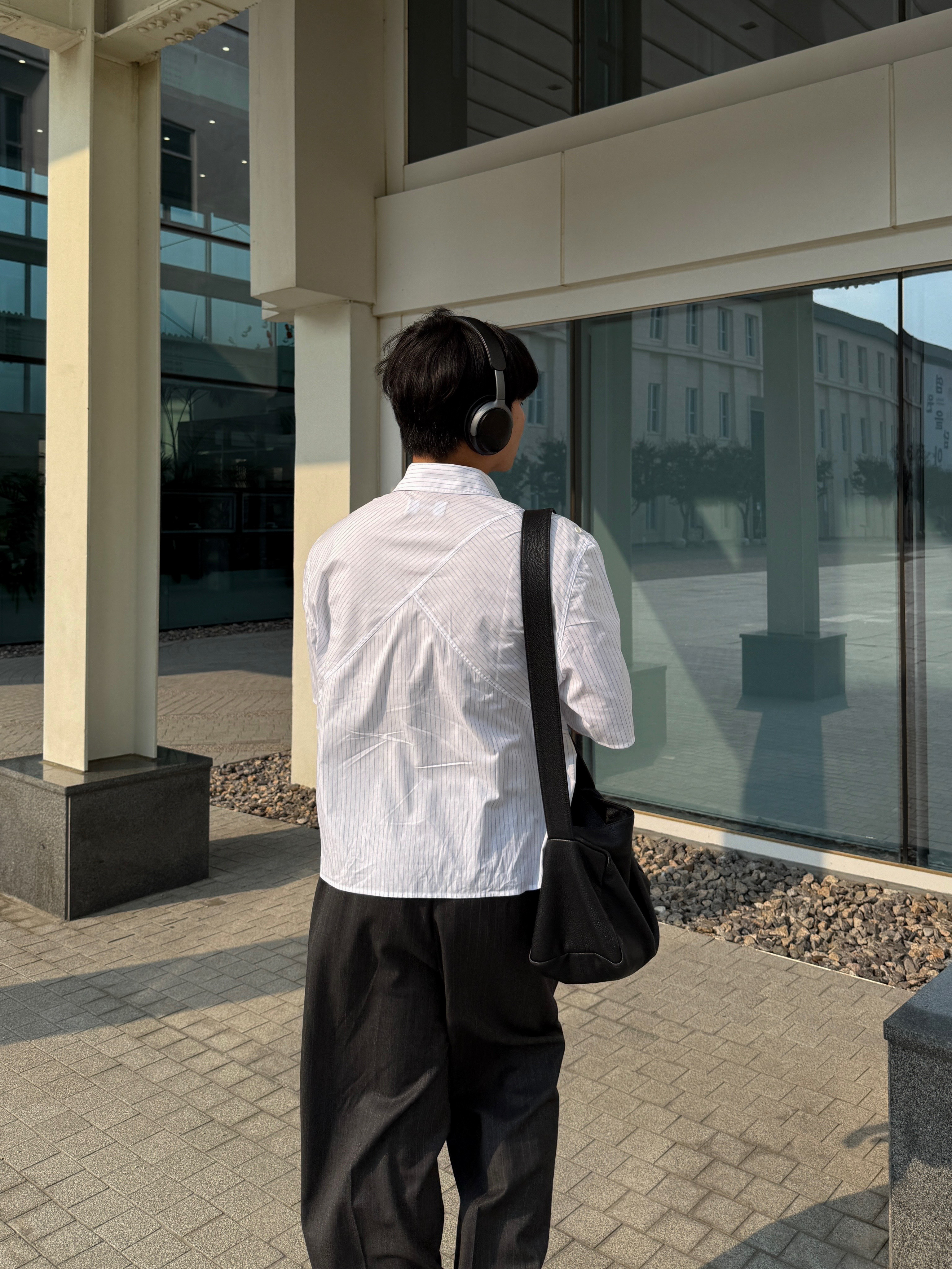Waviness Horizon Stripe Half shirts Blue Stripe, BOSE QC Ultra Black (Korean Ver.) 착용 스타일 - 5