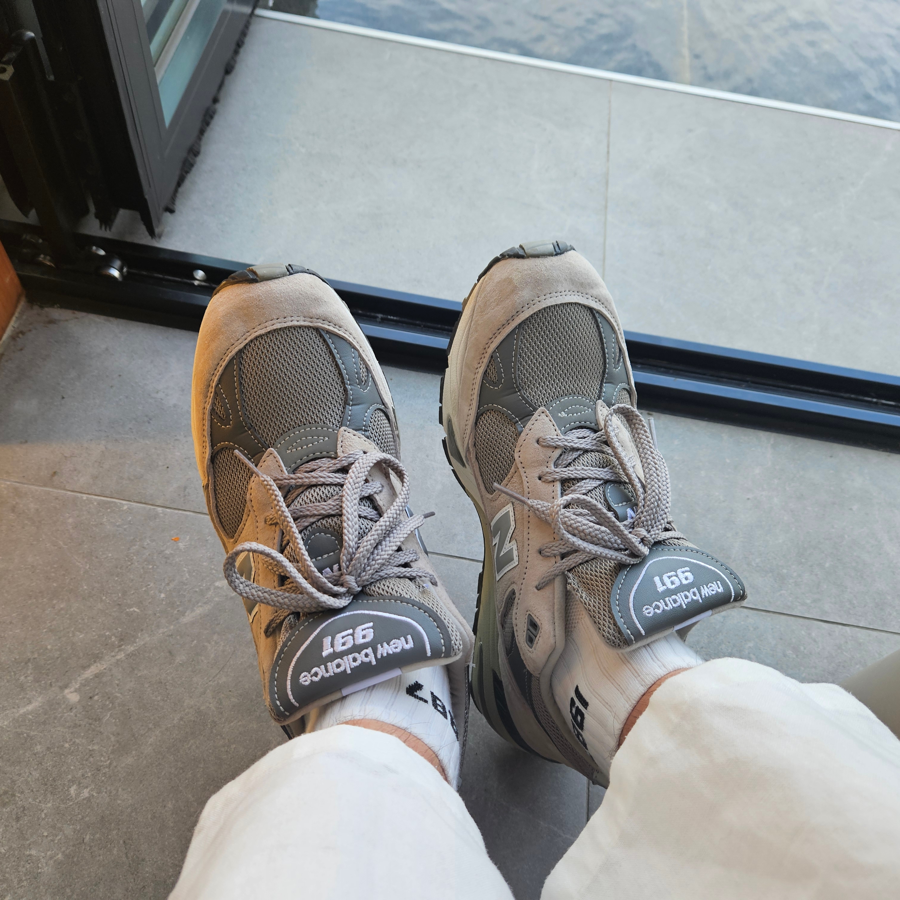 New Balance 991 Made in UK Grey 착용 스타일 - 1
