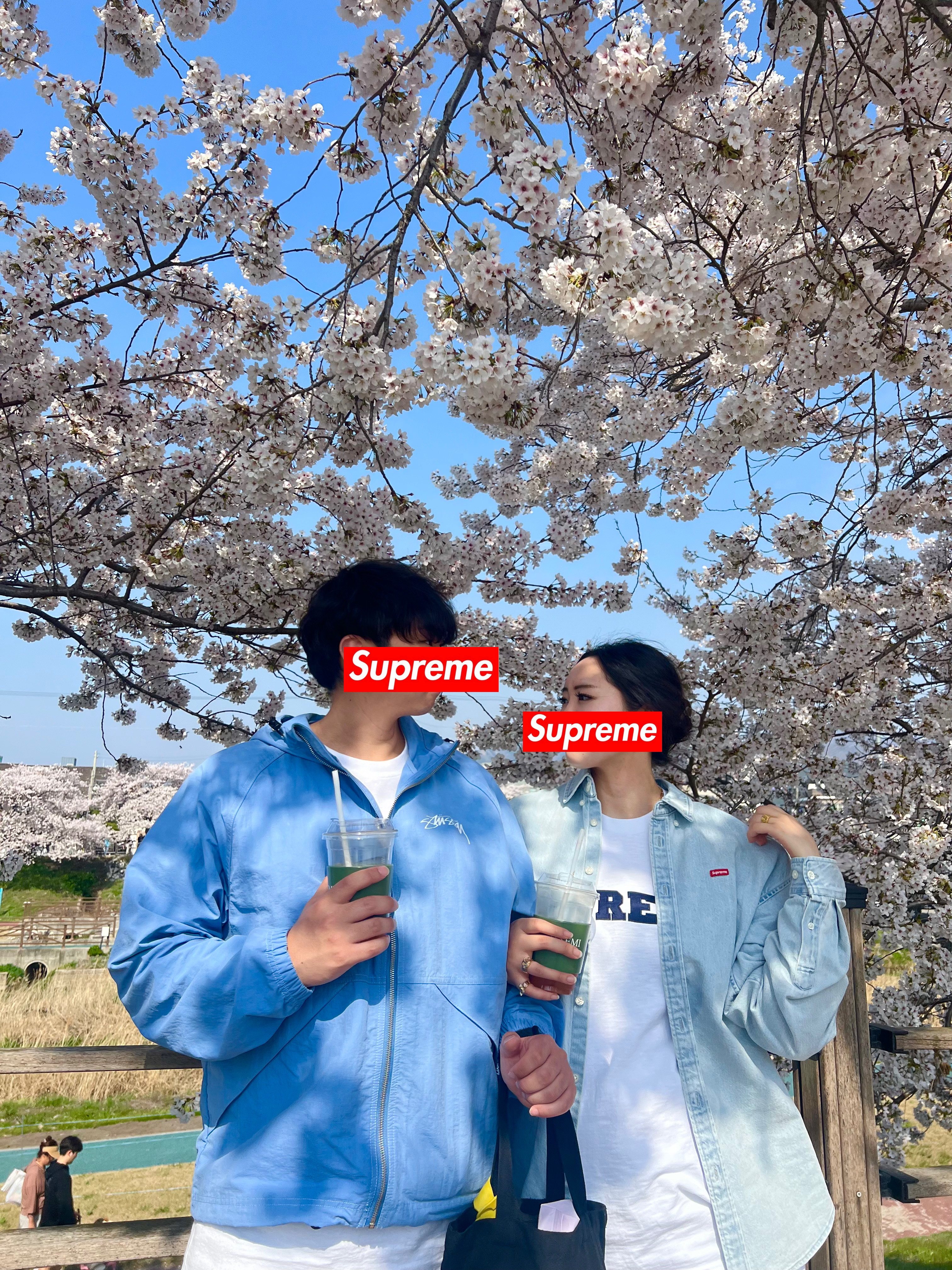 Supreme Collegiate S/S Top White - 23FW, Supreme Small Box Shirt Washed Blue - 24SS 착용 스타일