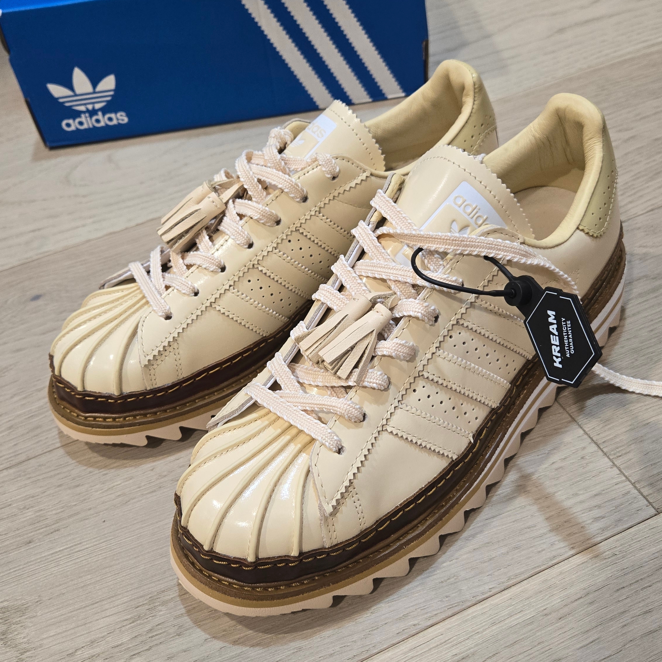 Adidas x Clot Originals Superstar Crystal Sand Cloud White 착용 스타일 - 6