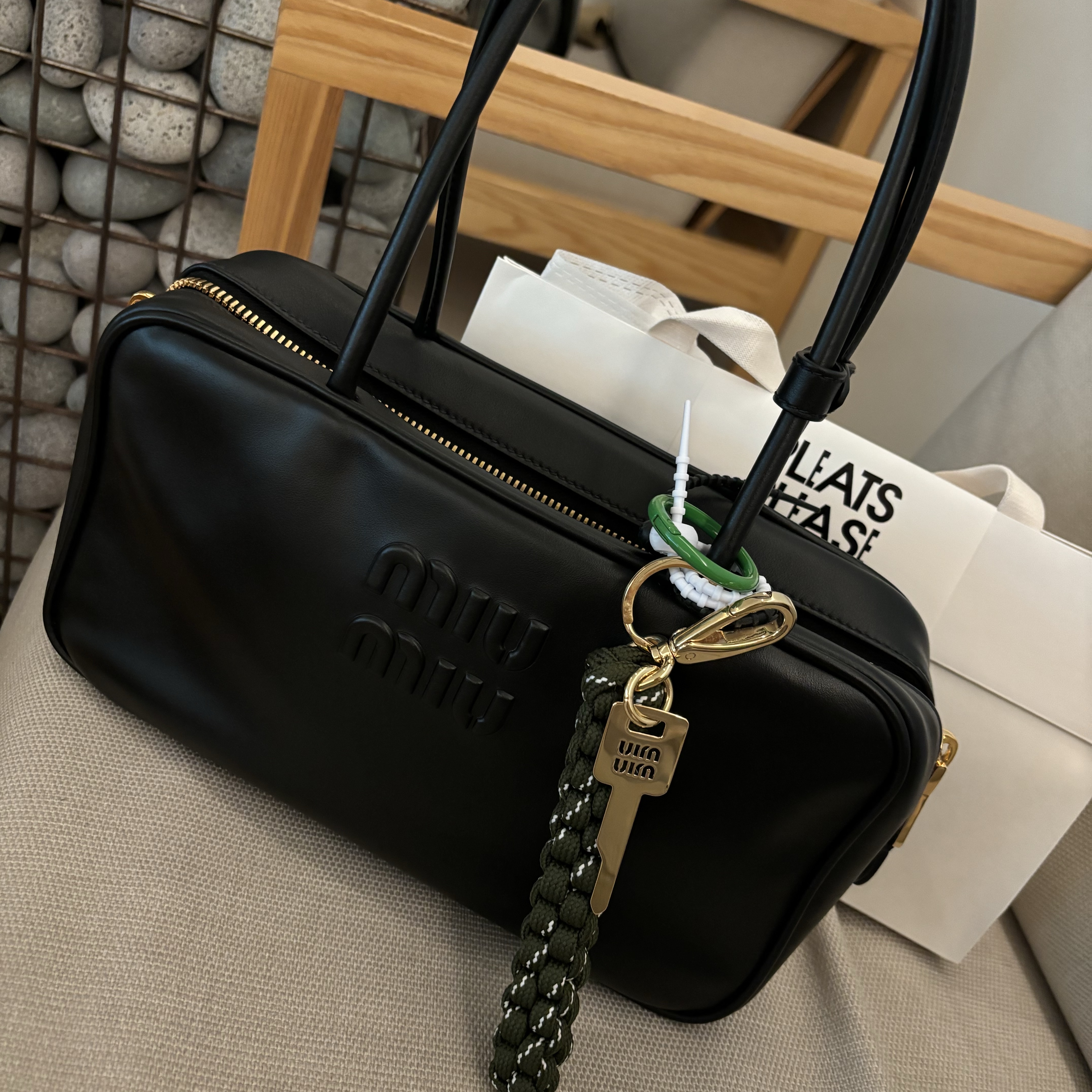 Miu Miu Leather Beau Bag Black 착용 스타일