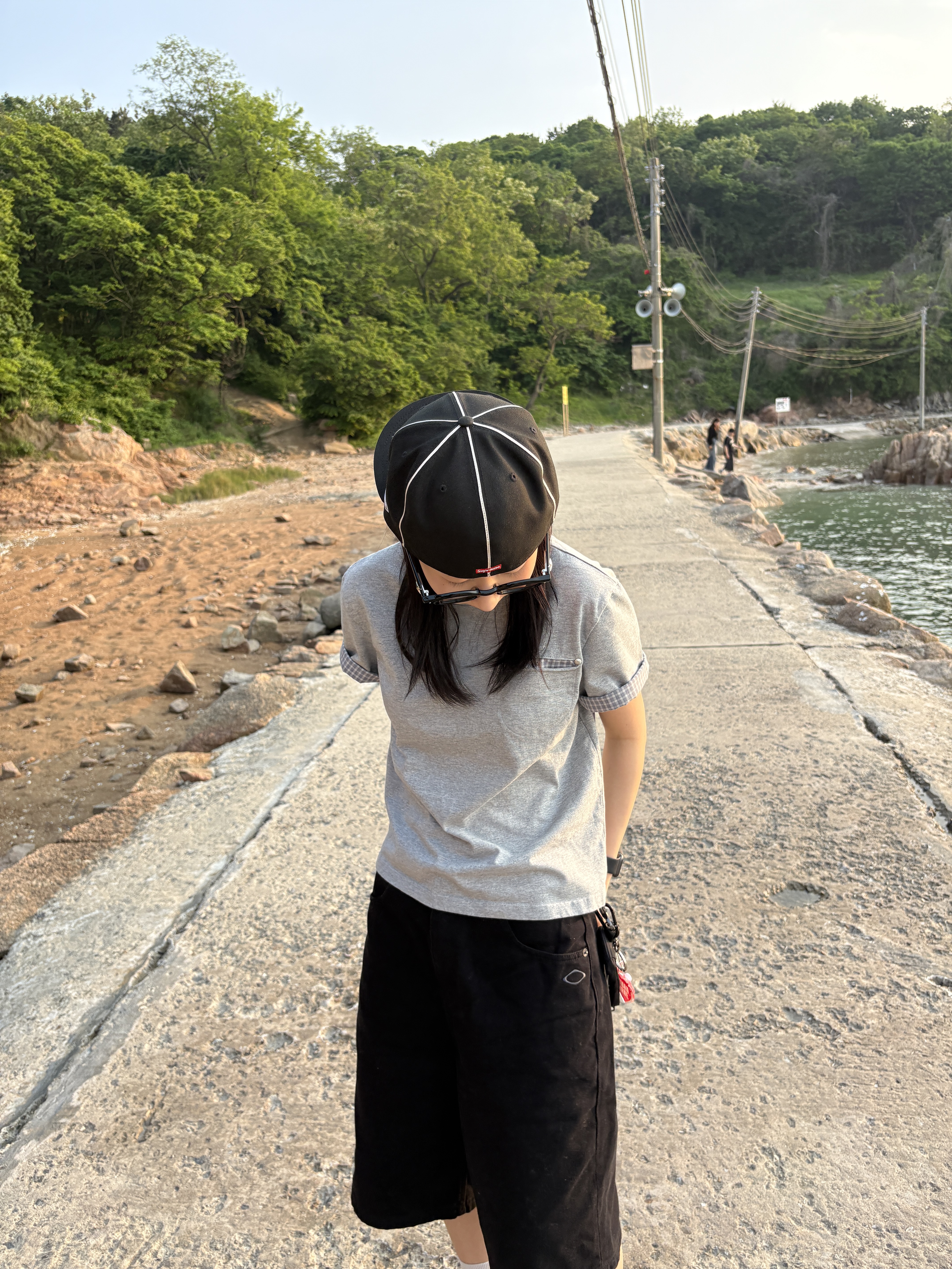 Supreme Piping Script Logo New Era Black - 25SS, Huey Check Rollup Tee Grey 착용 스타일 - 2