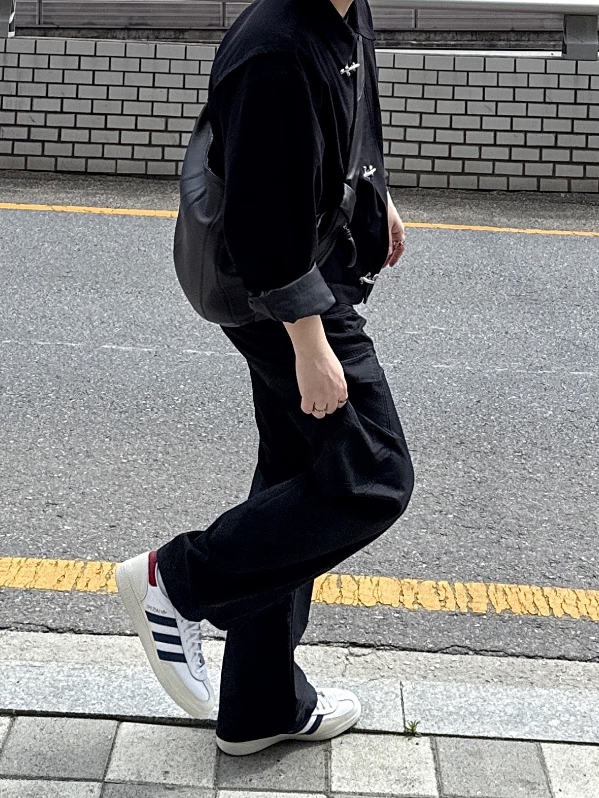 Adidas Spezial Handball Footwear White Arctic Night, Lemaire Large Croissant Bag Soft Nappa Leather Dark Chocolate 착용 스타일 - 2